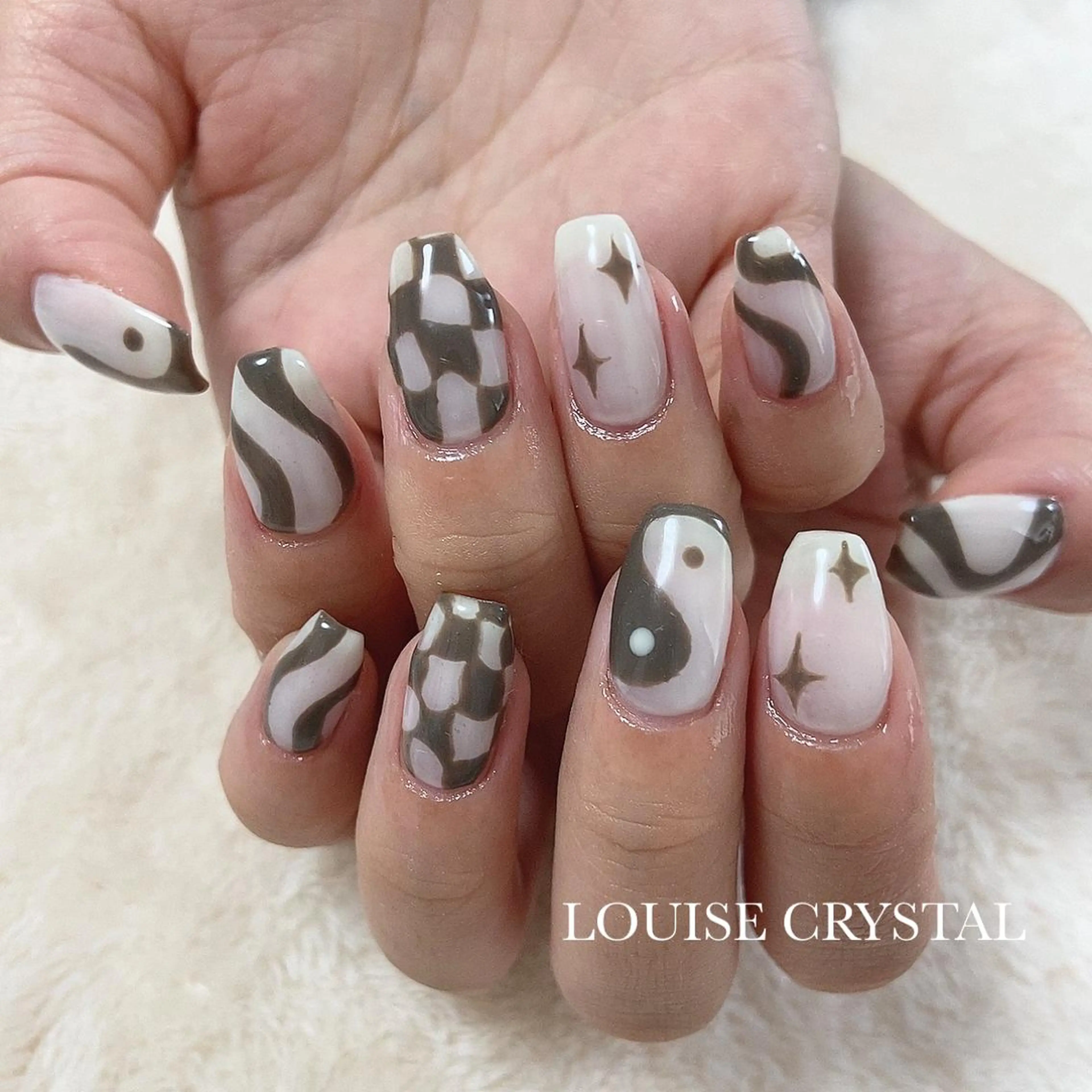 ネイル ハンドネイル LOUISE CRYSTALのネイルデザイン