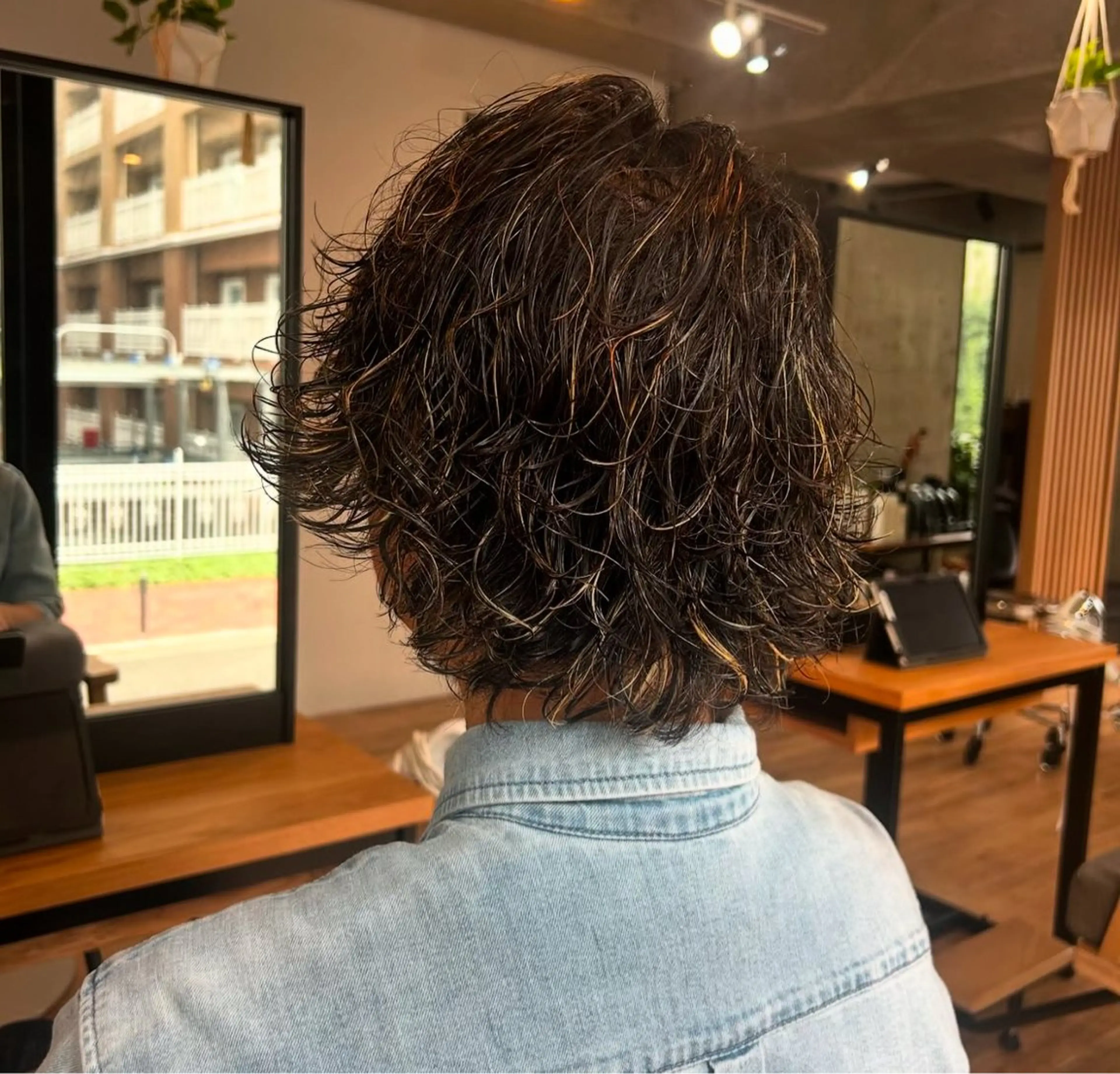 ショート パーマ メンズ 伊東 亜梨紗のヘアスタイル