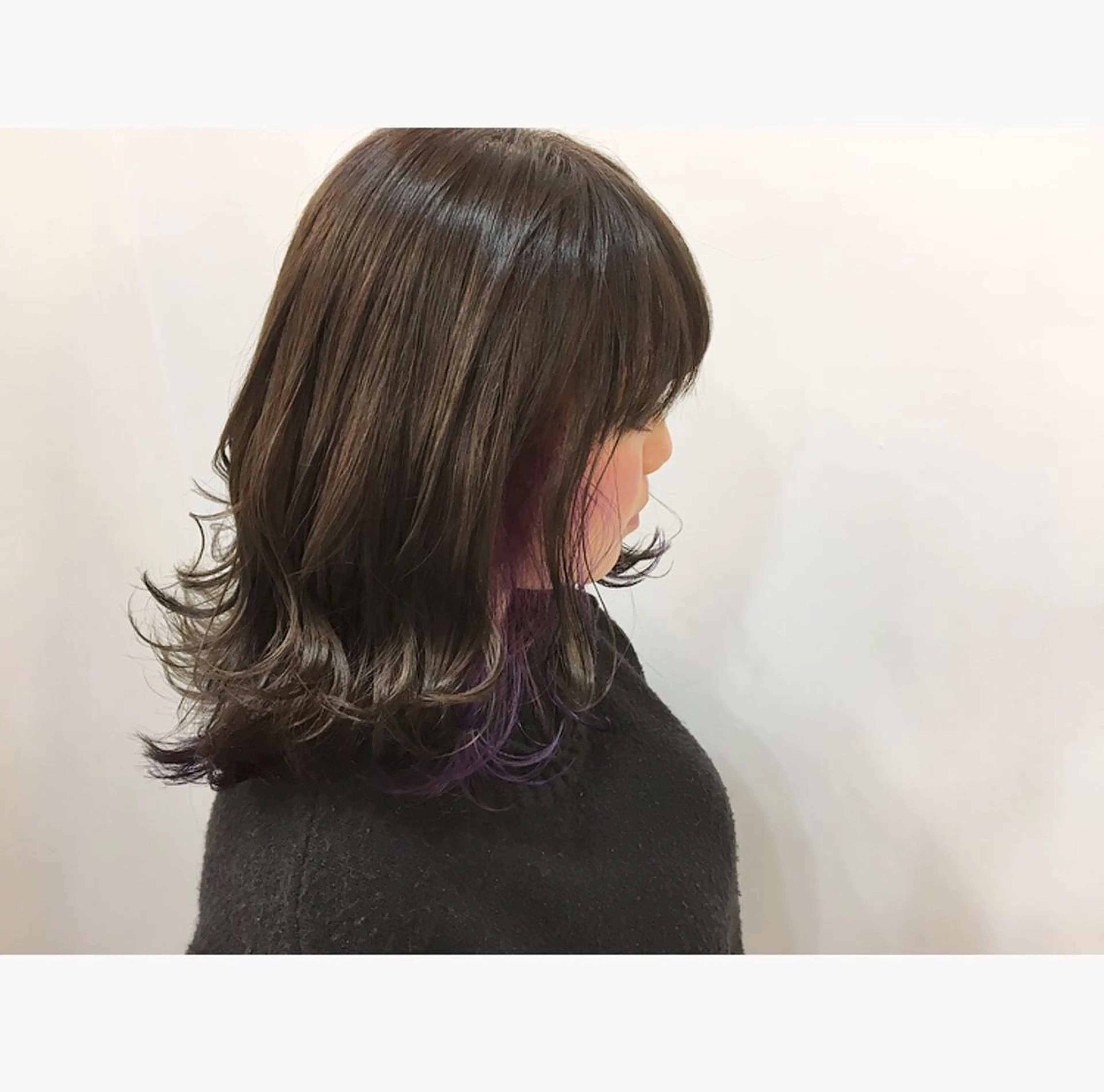 ミディアム カラー アッシュ アッシュグレー インナーカラー パープルカラー カット ヘアカラー トリートメント 鈴木 翔梧のヘアスタイル
