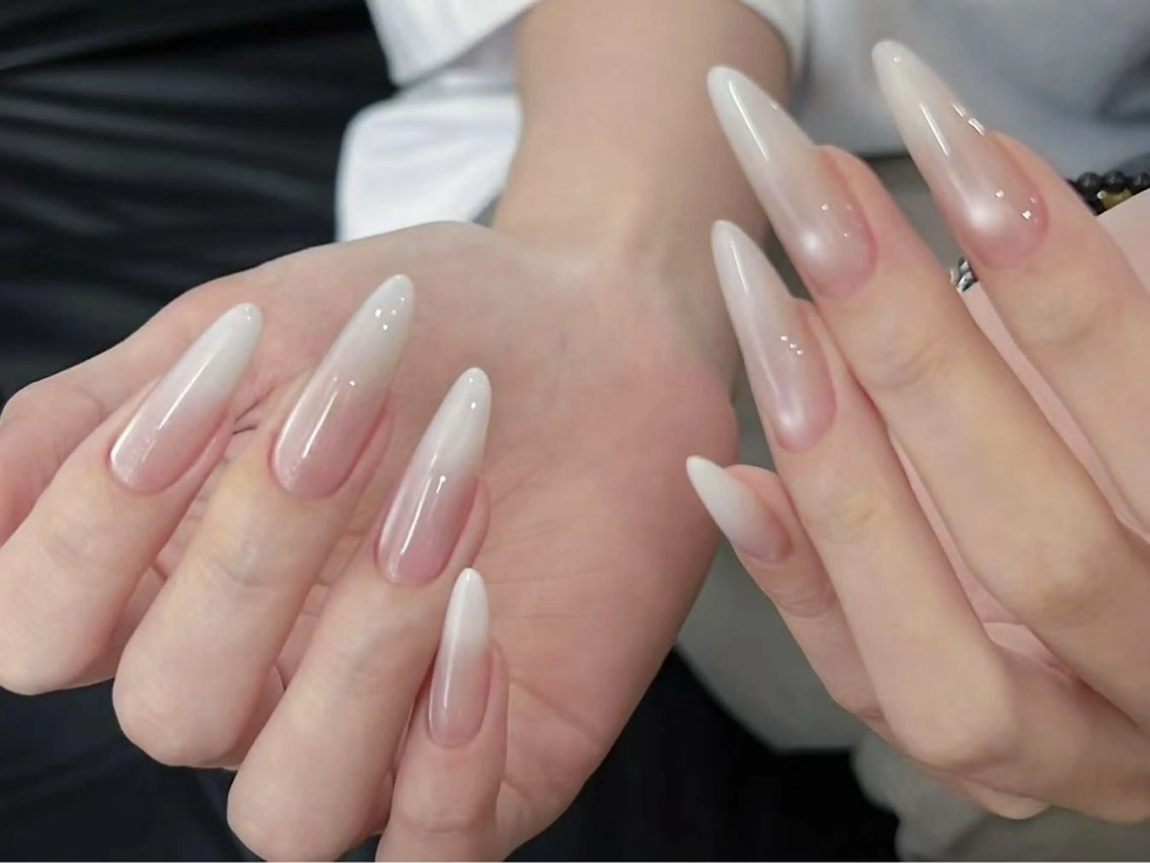 ネイル グラデーション ホワイト ハンドネイル ハンドケア DarkHoney 池袋店のネイルデザイン