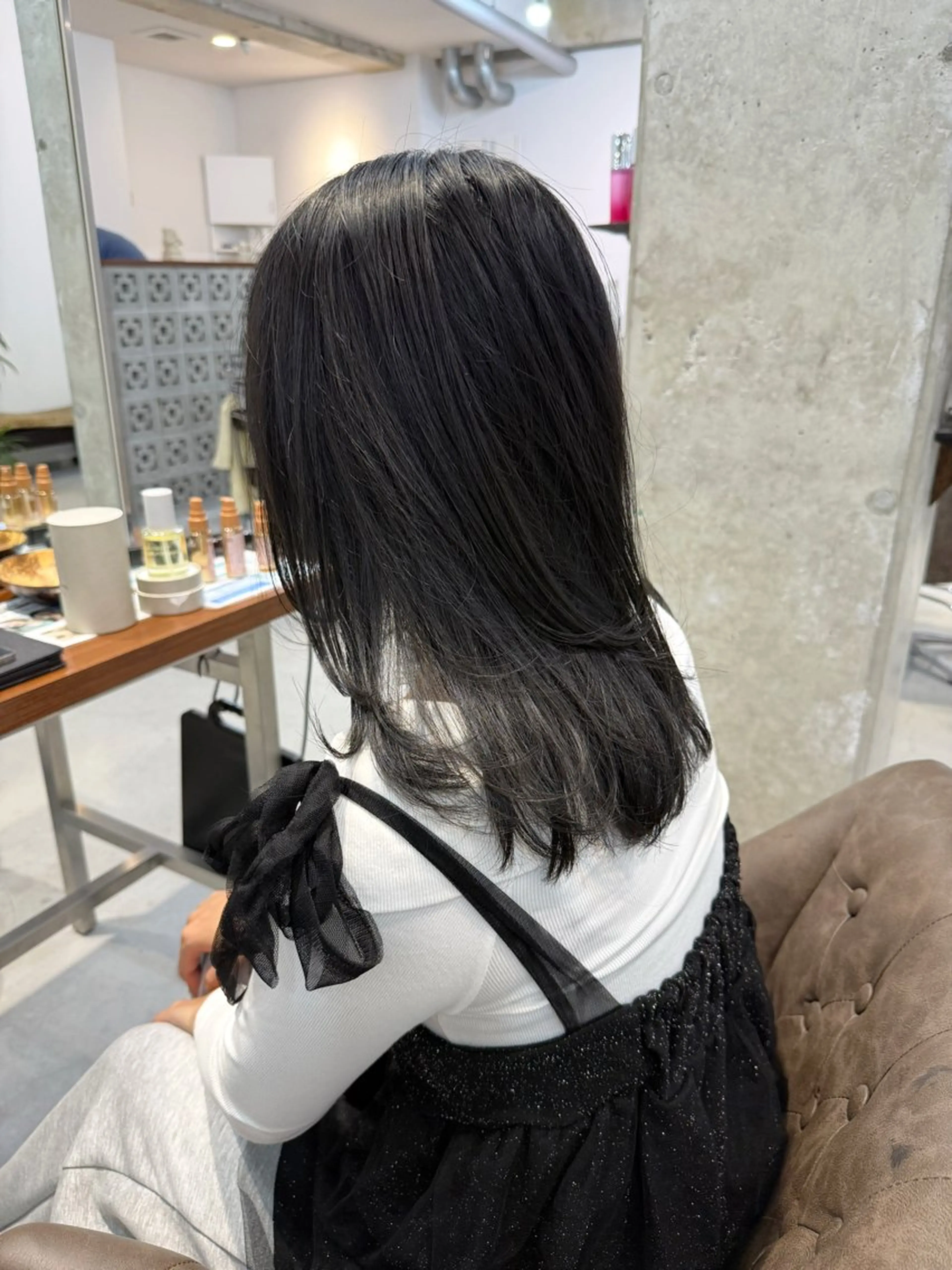 ミディアム カラー グレージュ カット ヘアカラー トリートメント カイリ /レイヤーカットのヘアスタイル