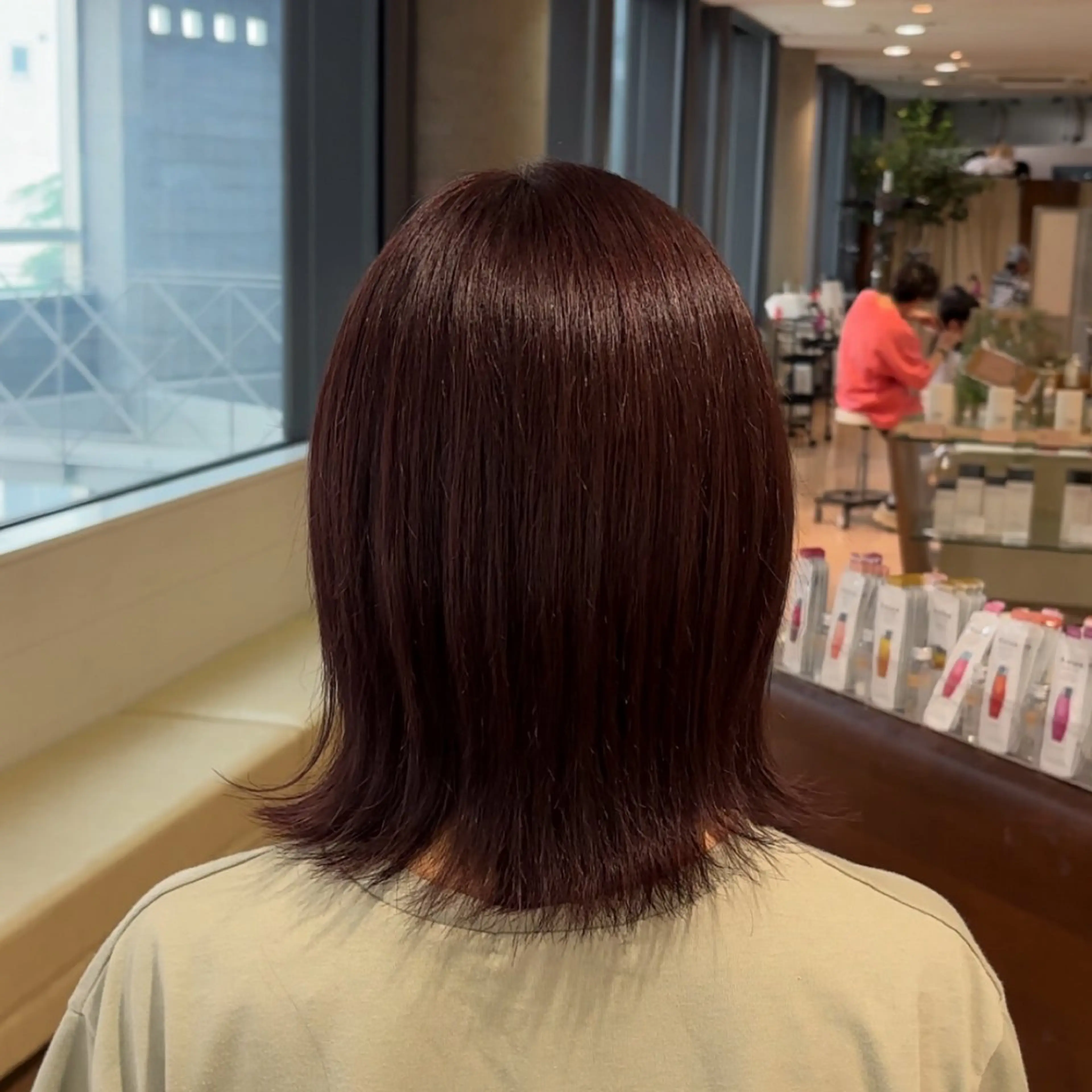 ミディアム カラー カット ヘアカラー トリートメント aura所属・CONAN｜レイヤー ボブ／ハイトーンのヘアスタイル