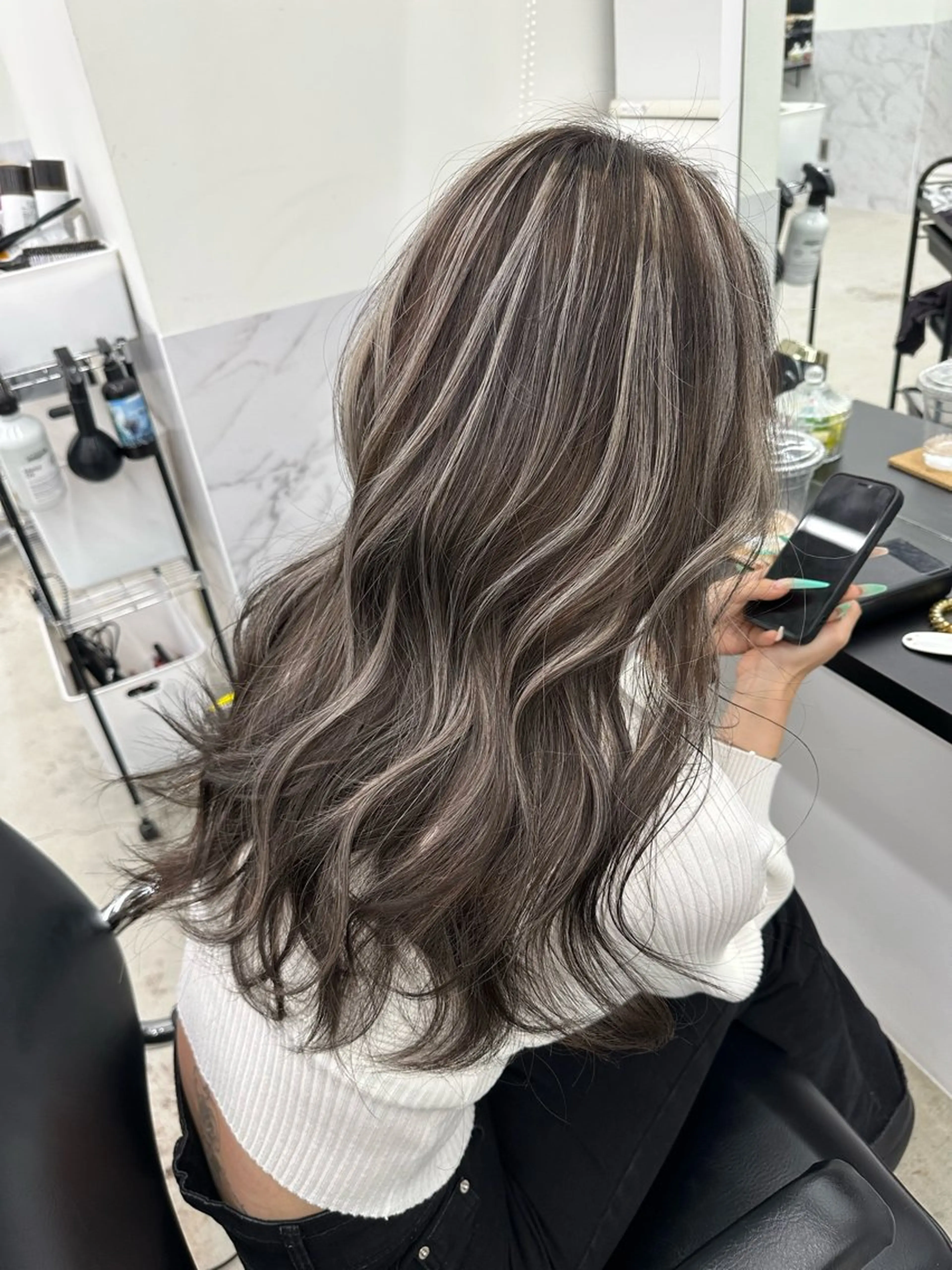 セミロング ヘアカラー 服部 しおんのヘアスタイル