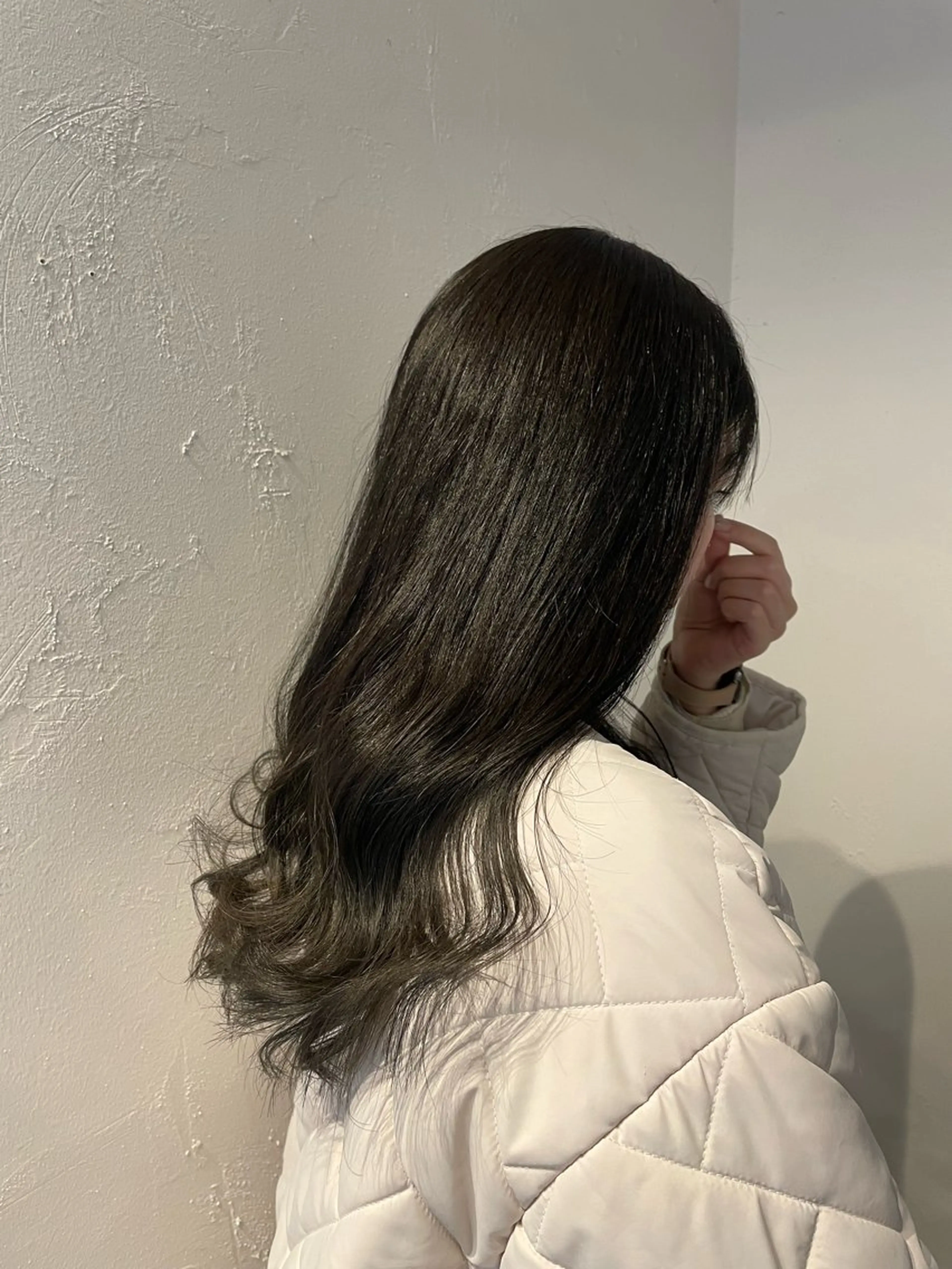 ロング カラー ヘアアレンジ グレージュ オリーブカラー オリーブグレージュ オリーブグレー mina / 透明感ベージュカラーのヘアスタイル