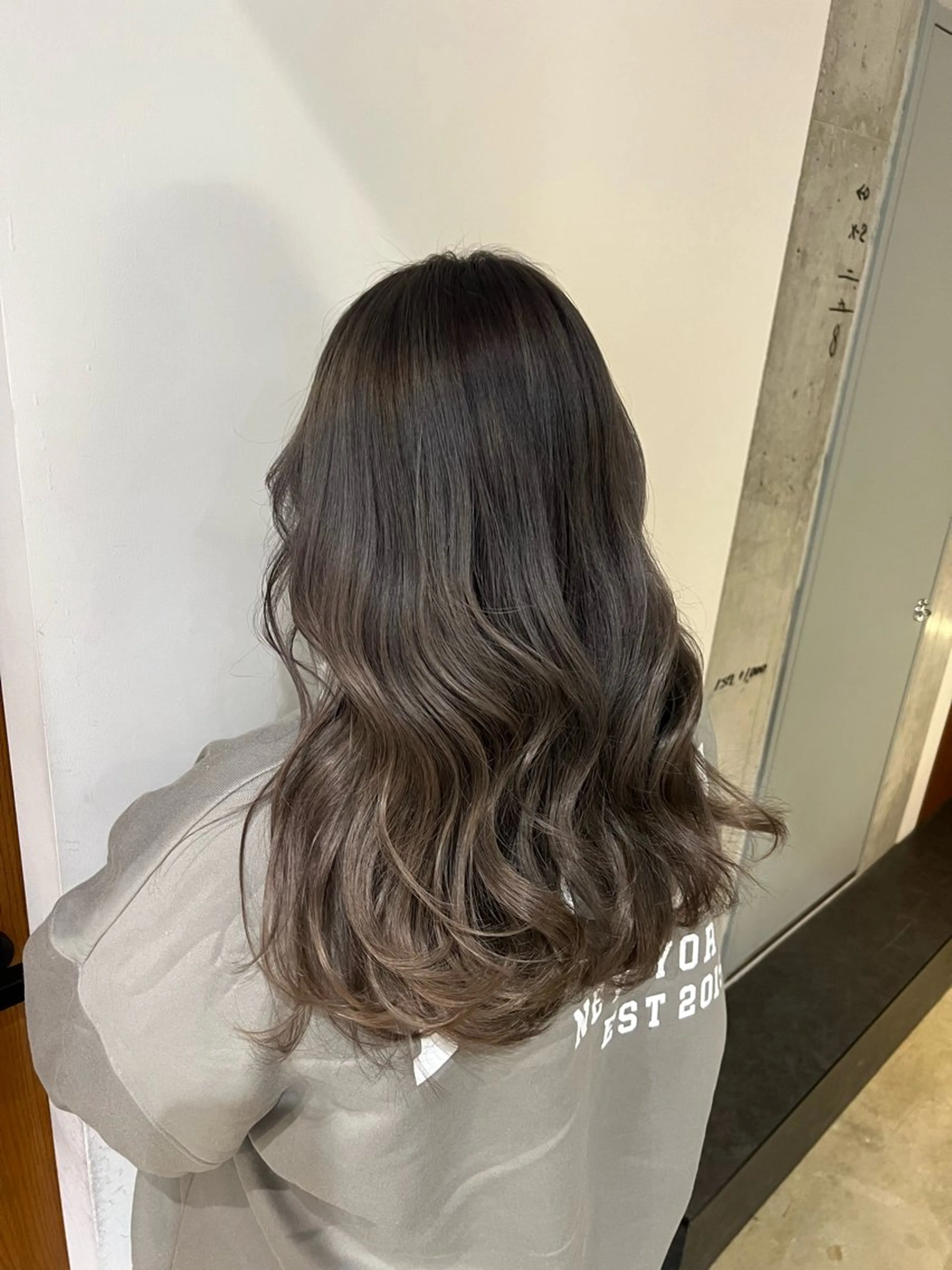 セミロング カラー 三宅 凜佳のヘアスタイル