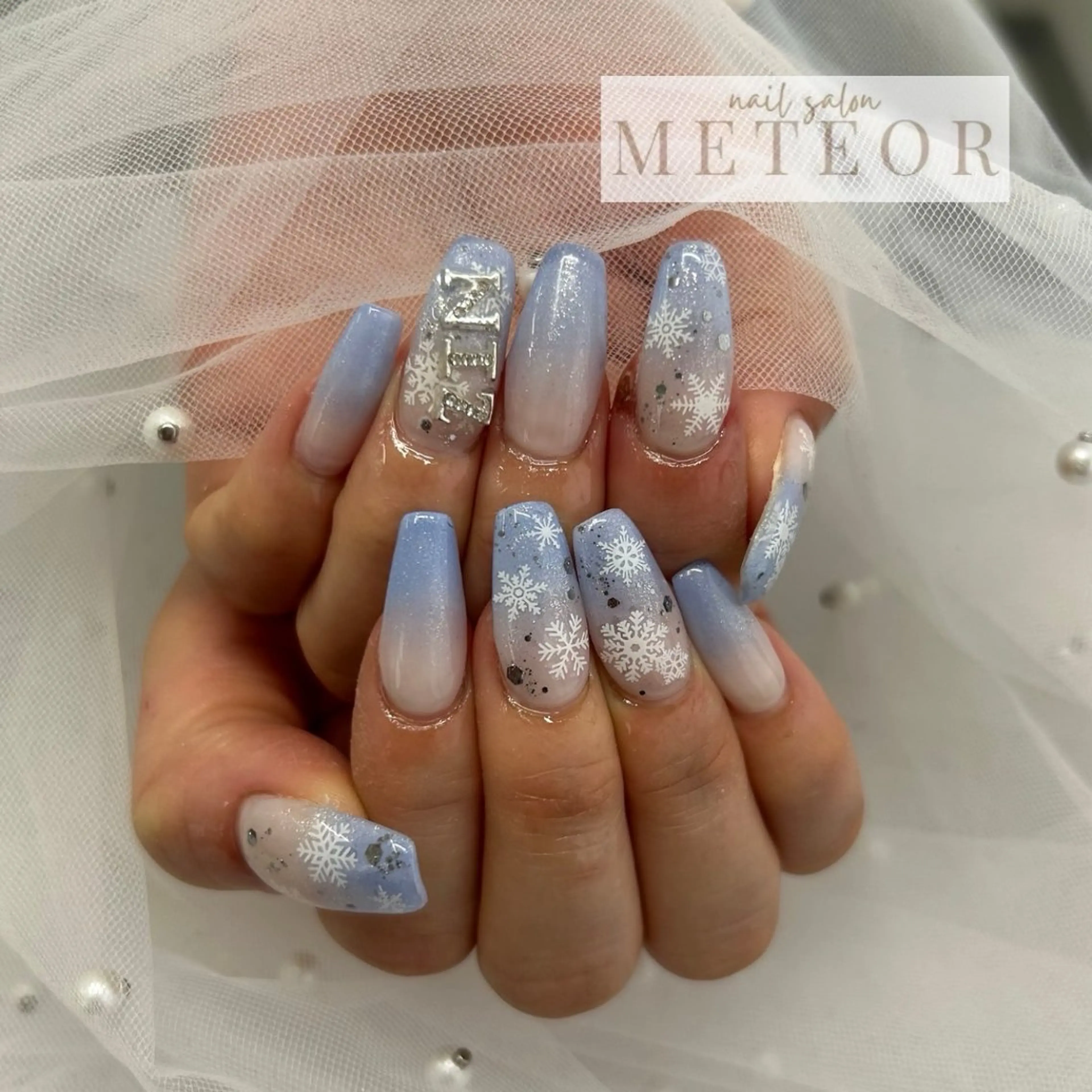 ネイル グラデーション キラキラネイル ワンホンネイル 冬ネイル ハンドネイル nailsalon meteor所属・METEOR💫 staffのネイルデザイン