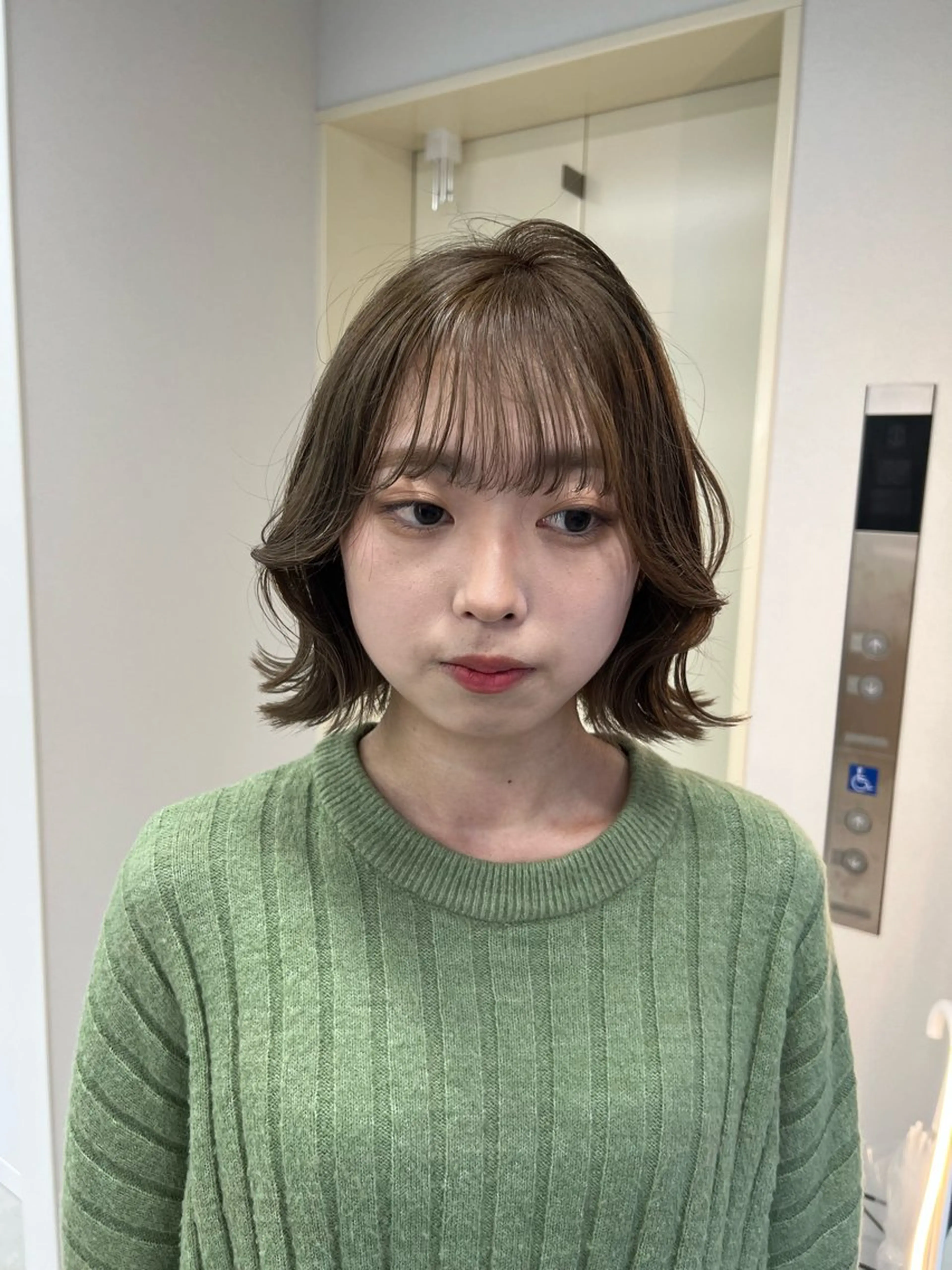 ミディアム ヘアカラー maya レイヤーカットのヘアスタイル