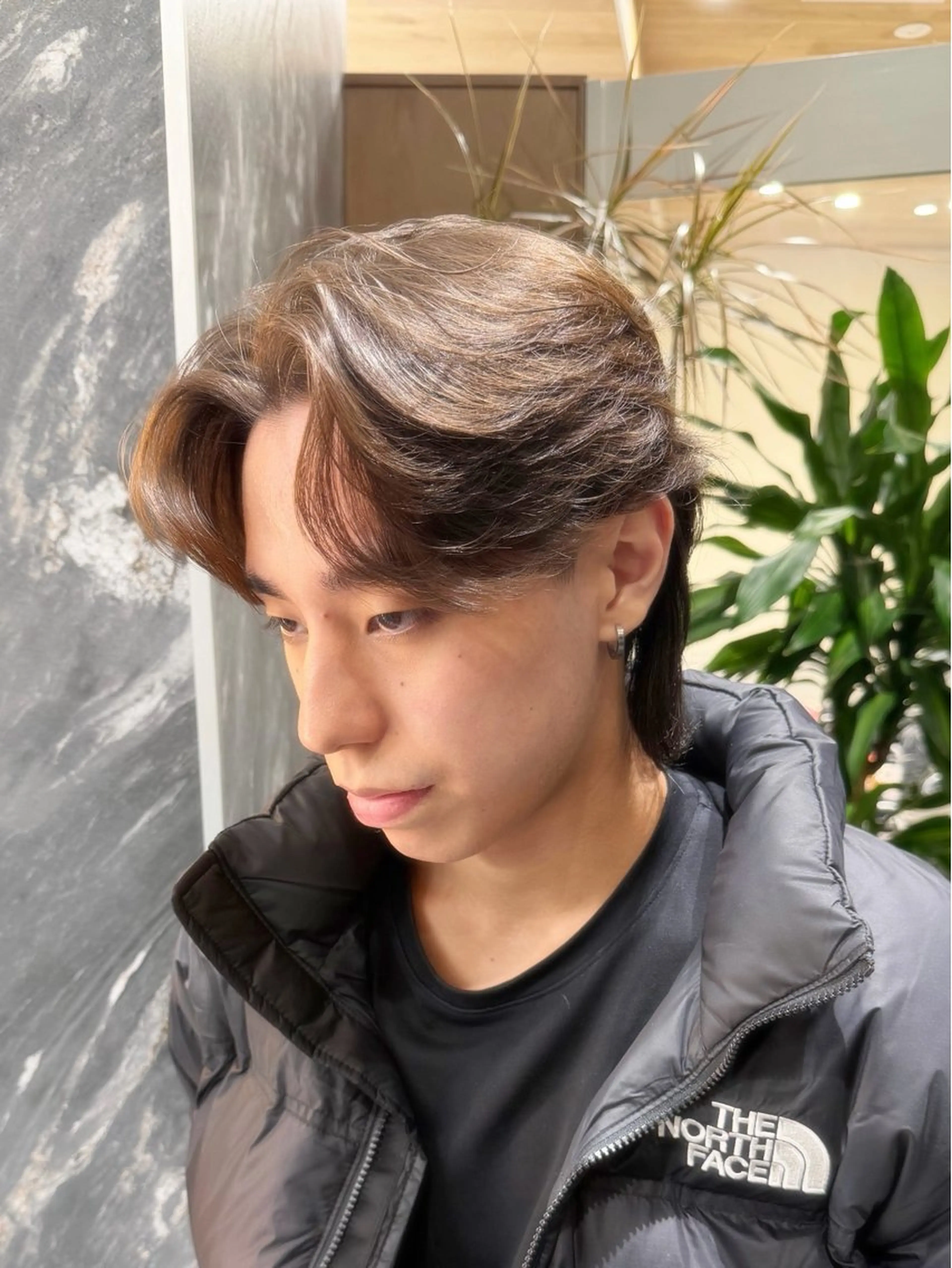 カラー パーマ メンズ センターパート メンズ韓国風 メンズパーマ ブラウンカラー 透明感カラー カット ヘアカラー SALOWIN 原宿 iori所属・【原宿】外国人風 パーマ毛流れメンズのヘアスタイル