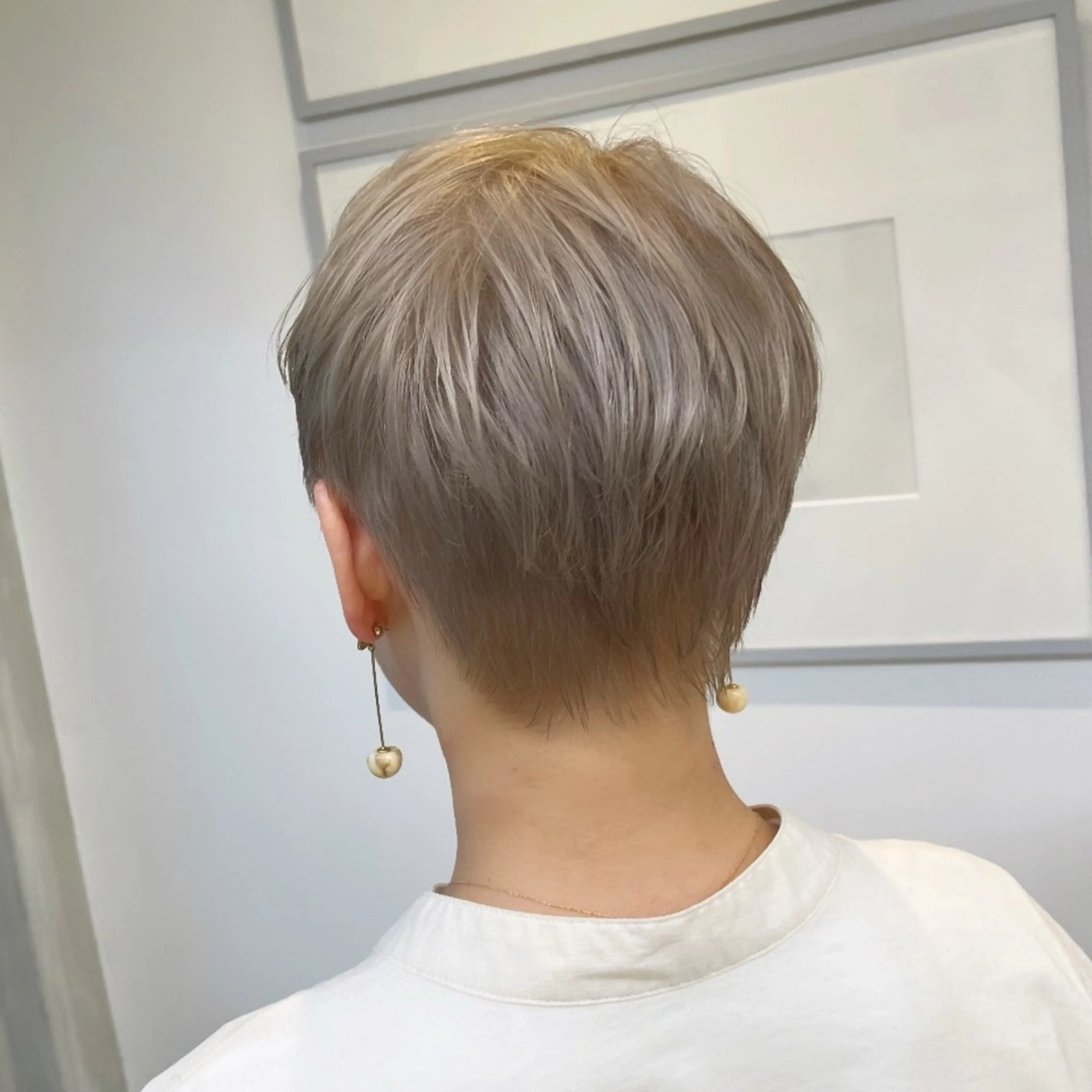 ショート カラー ベリーショート ベージュカラー ブロンド ハイトーンカラー ホワイトベージュ カット ヘアカラー トリートメント ヘッドスパ ヘアセット カジュアルを女っぽく 𝗮𝘆𝗮𝗰𝗼のヘアスタイル