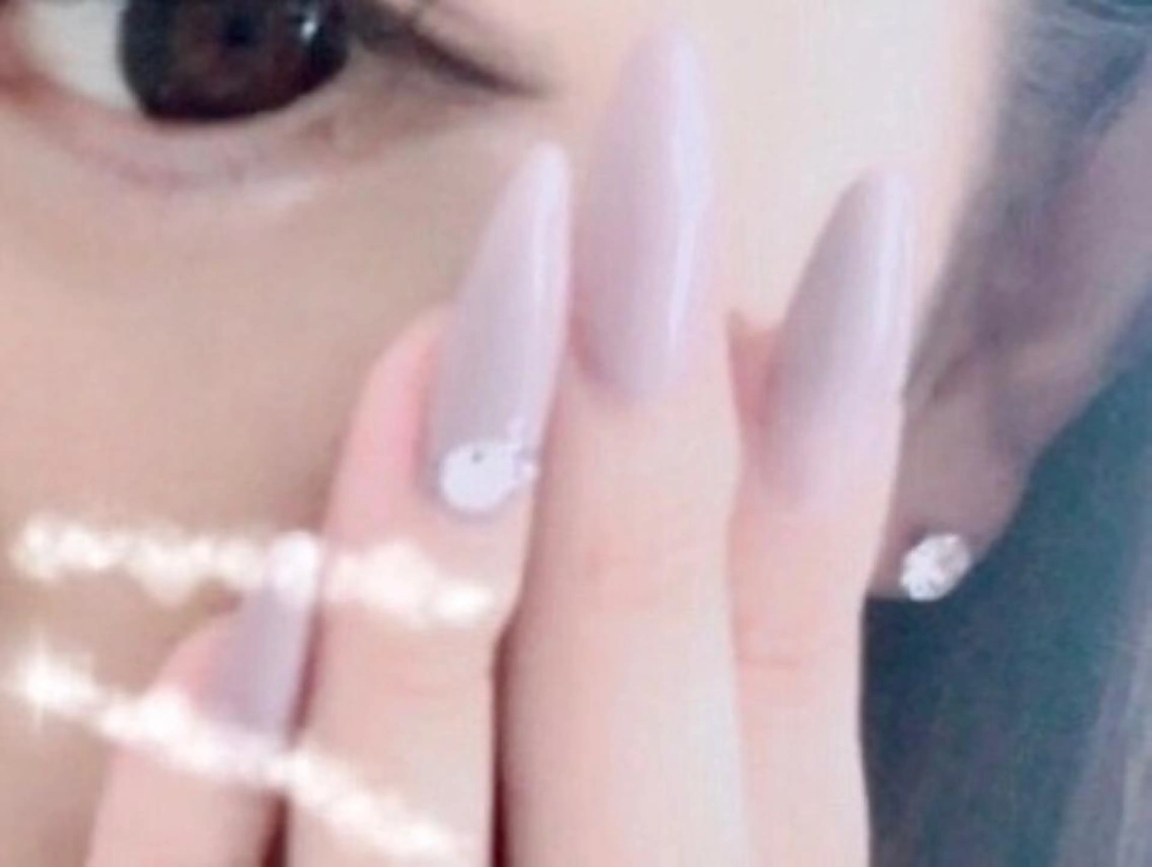 ネイル 長さ出し ストーンネイル エース ネイルのネイルデザイン