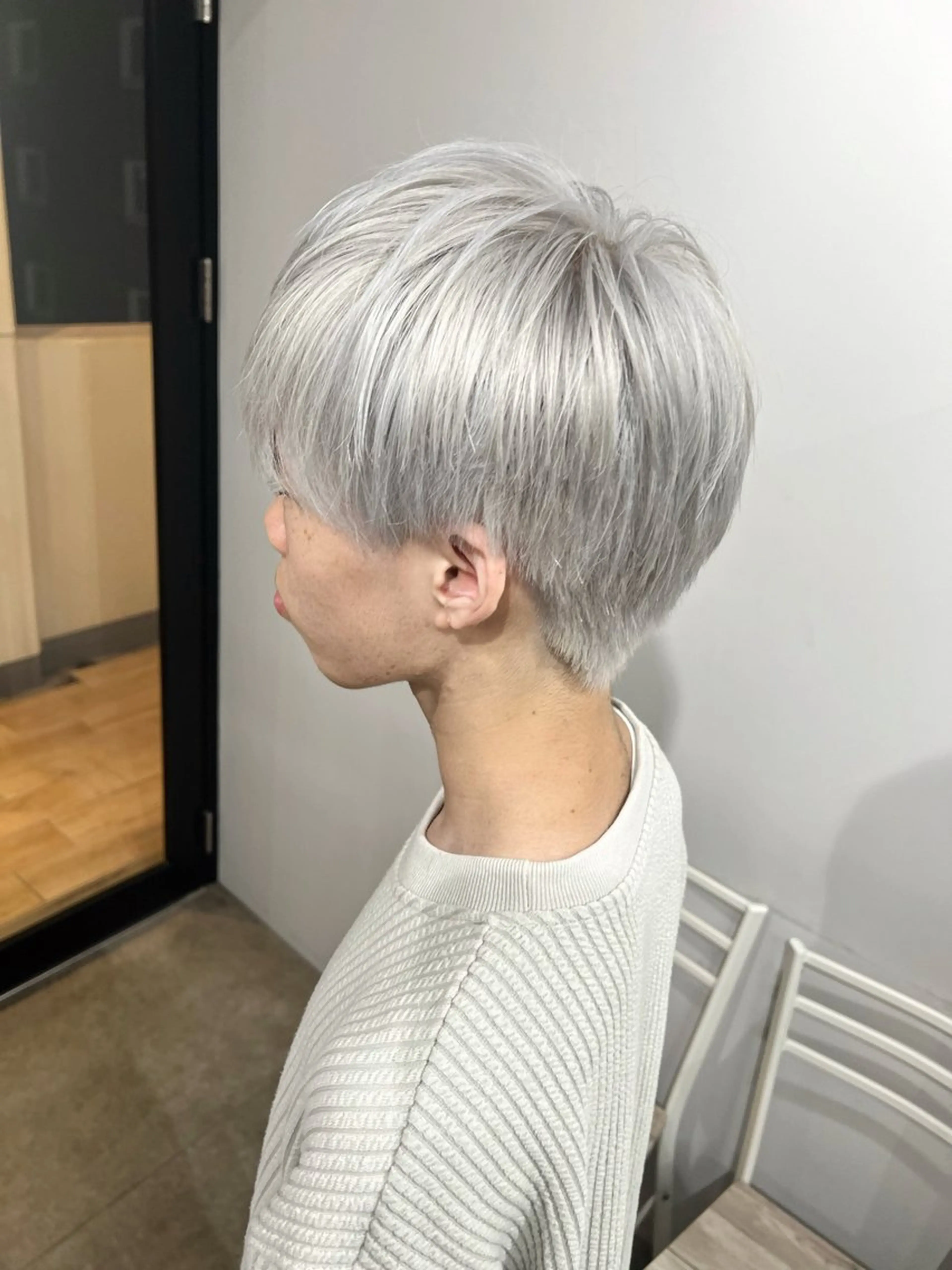 カラー メンズ メンズブリーチ メンズ韓国風 メンズウルフカット ベージュカラー ブリーチ カット ヘアカラー トリートメント ブリーチ/髪質改善/ レイヤー/YUTOのヘアスタイル