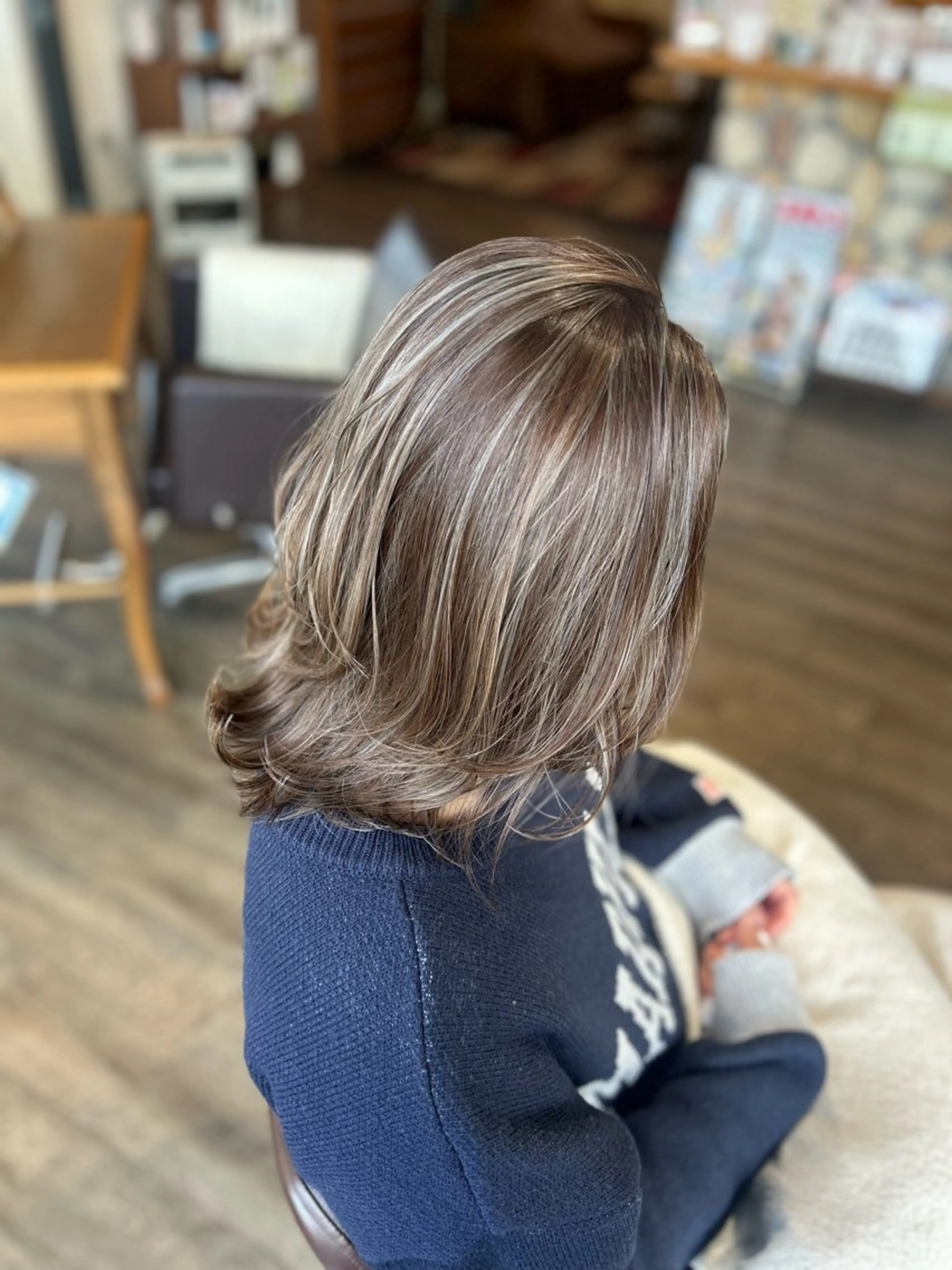 ミディアム カラー グレージュ ハイライトカラー ハイライト カット ヘアカラー トリートメント Morpho Hair Product所属・井上 花音のヘアスタイル