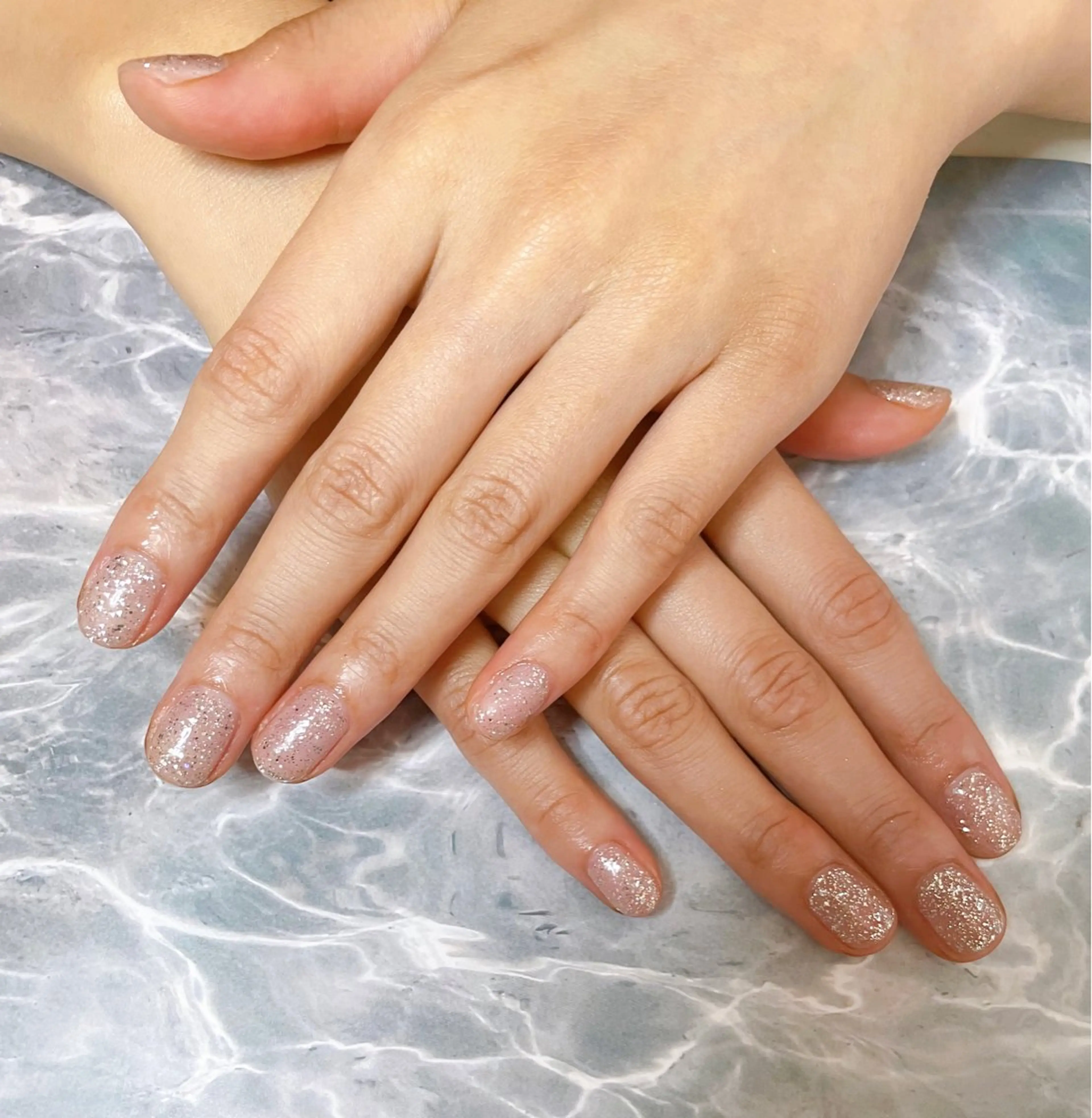 ネイル ラメ(グリッター) ワンカラーネイル Melia　by attrait所属・Melia by attrait🌿杏のネイルデザイン