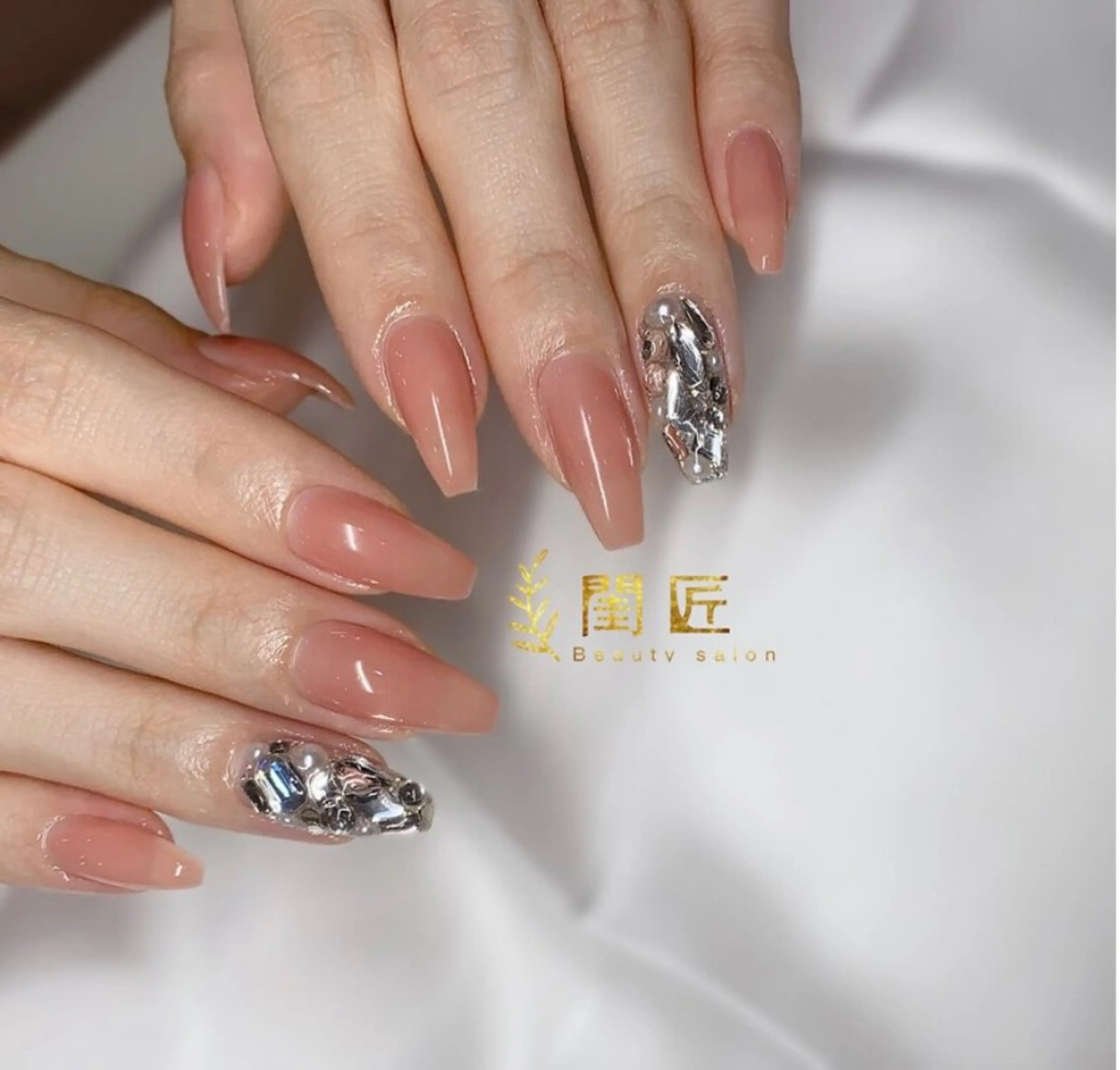 初回オフ無料　☆キラキラ光る☆2本埋め尽くしネイルの写真