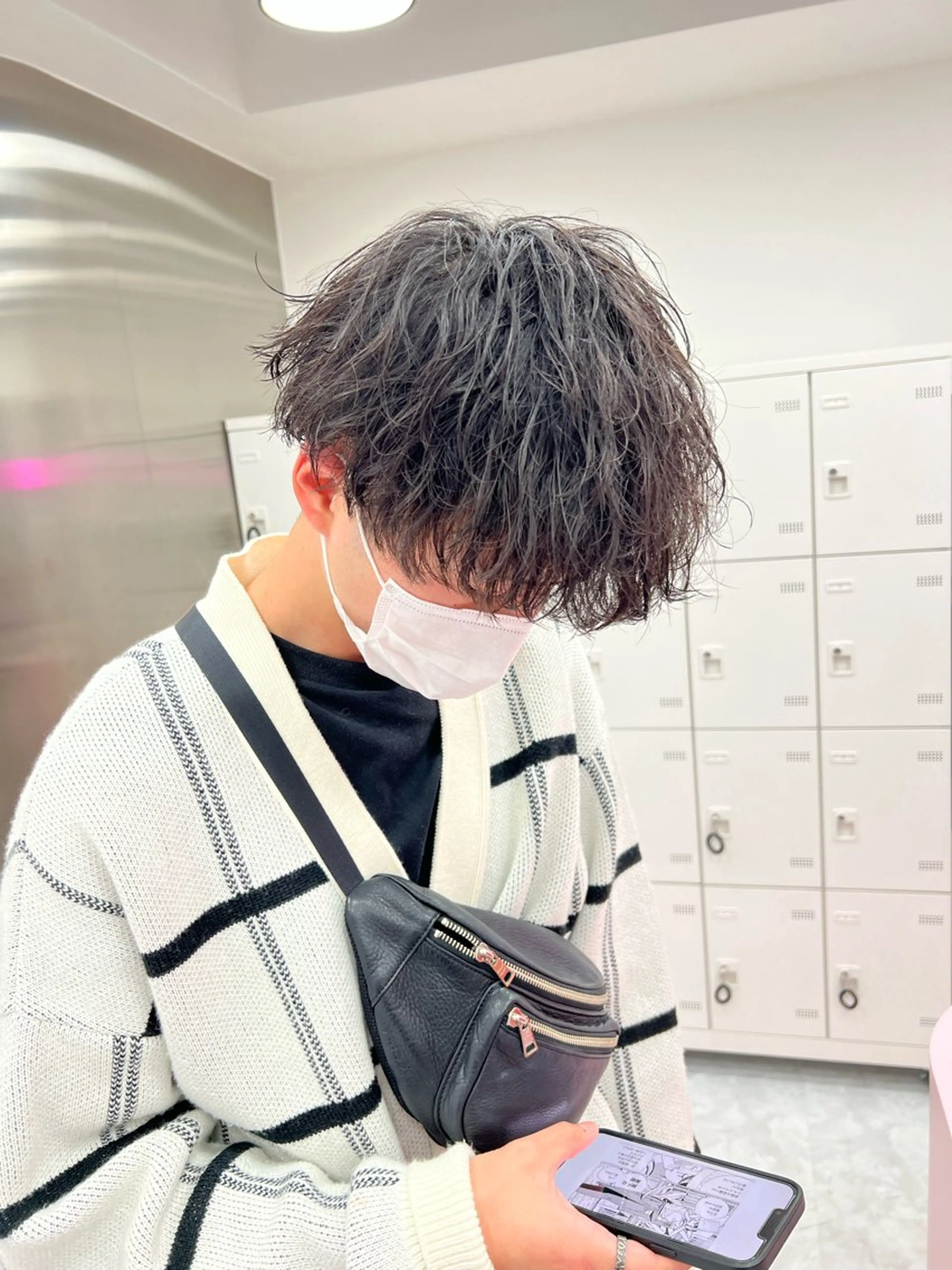 ミディアム パーマ メンズ ミディアムパーマ センターパート メンズ韓国風 韓国マッシュ マッシュウルフ カット ヘアカラー トリートメント ヘッドスパ ヘアセット トレンド/レイヤー うる艶🪞CANDYのヘアスタイル