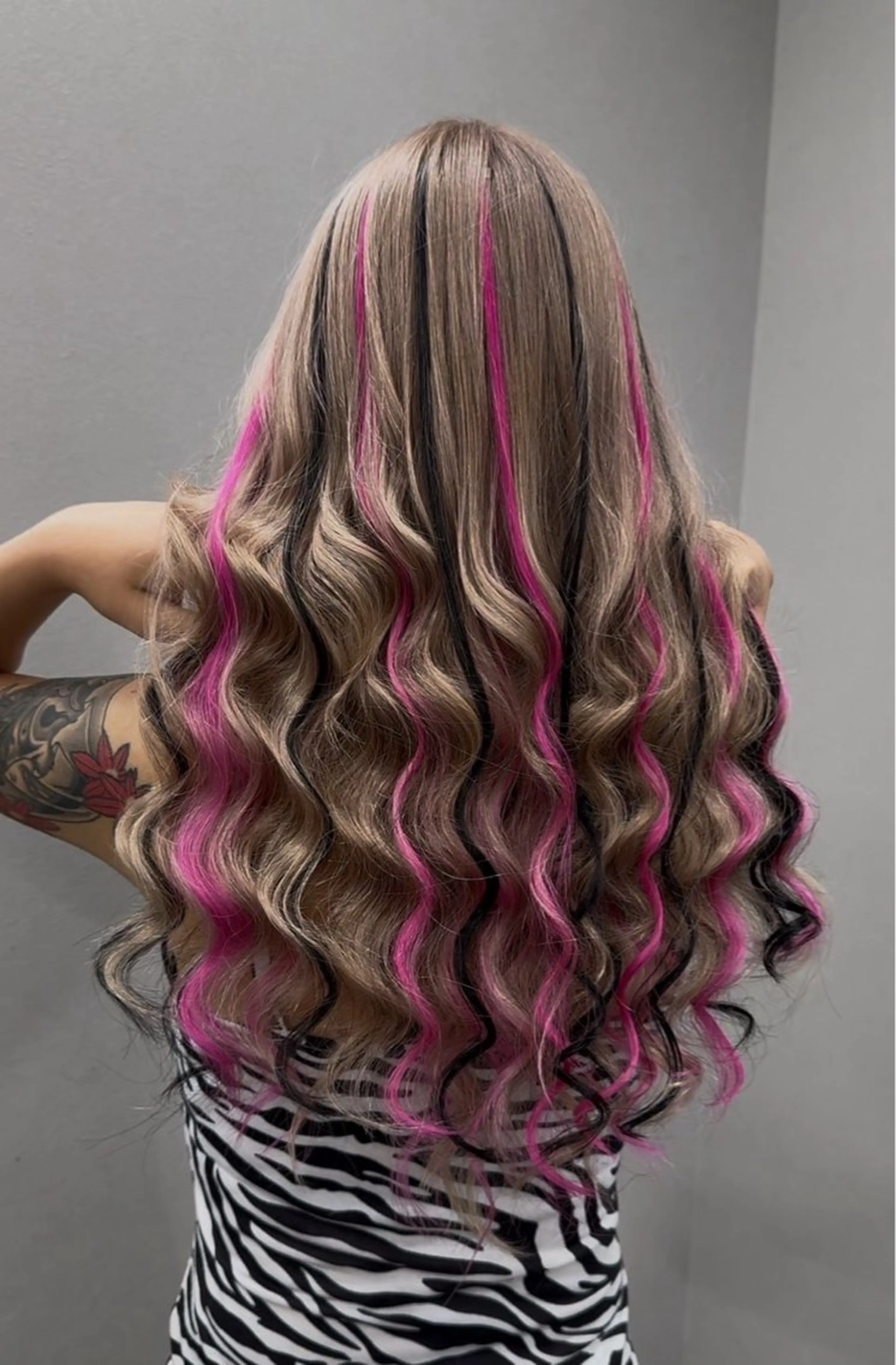 ロング ヘアカラー かのブリーチカラー 🎧⛓️🩶のヘアスタイル