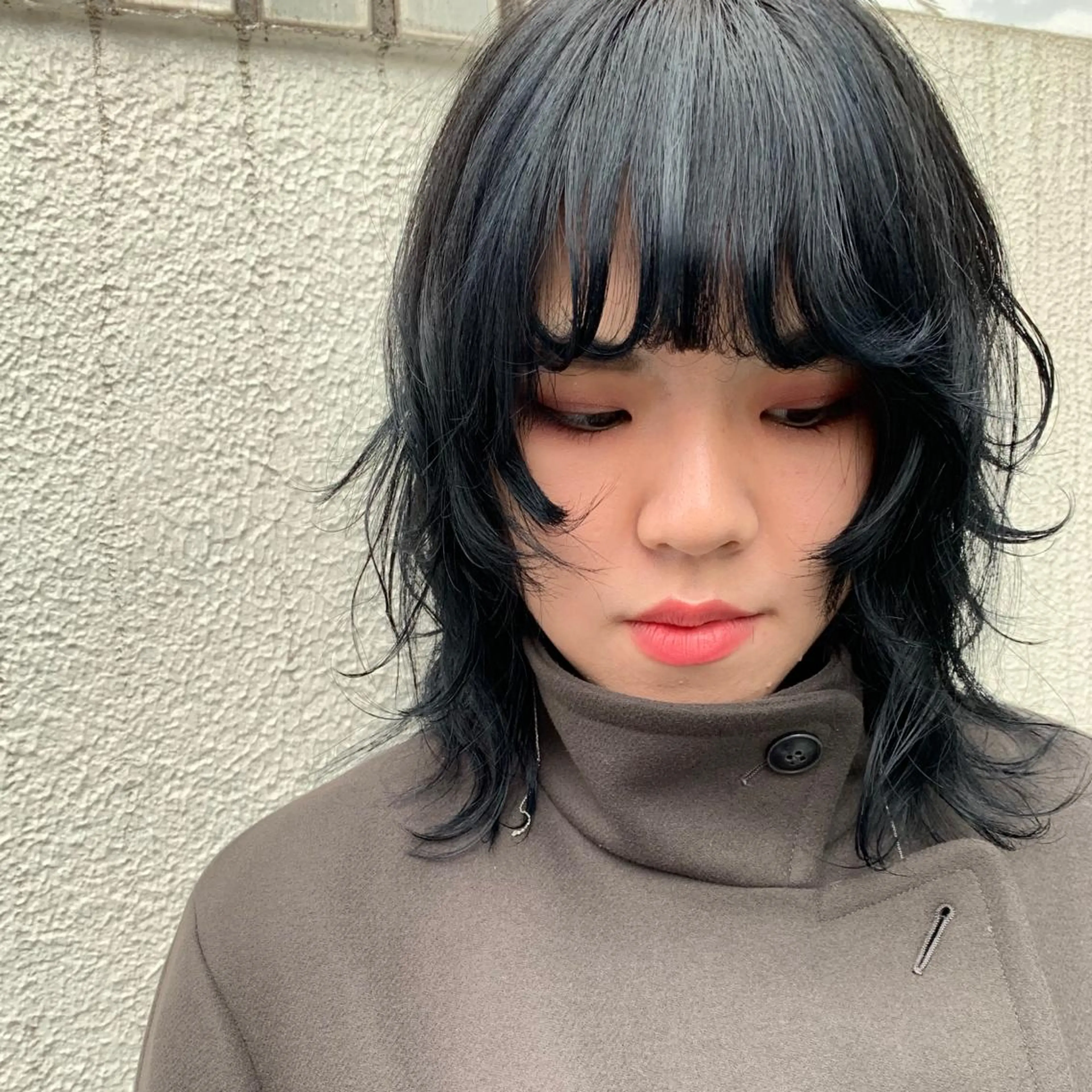 ミディアム カラー パーマ ミディアムレイヤー 黒髪 ブルーカラー ブルーブラック ダークグレー カット ヘアカラー トリートメント No1韓国風レイヤー &カチモリ✨ /サキのヘアスタイル