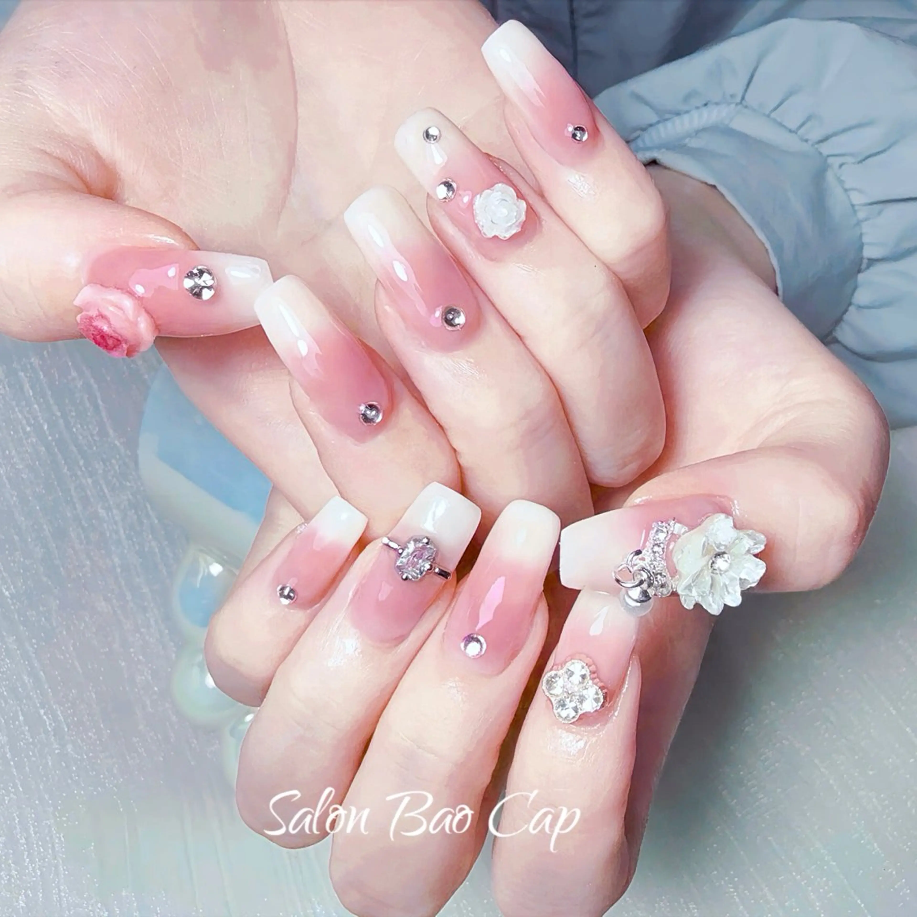 ネイル フラワーネイル グラデーション キラキラネイル ピンク シンプルネイル SALON BAOCAP所属・グィン ティ ナのネイルデザイン