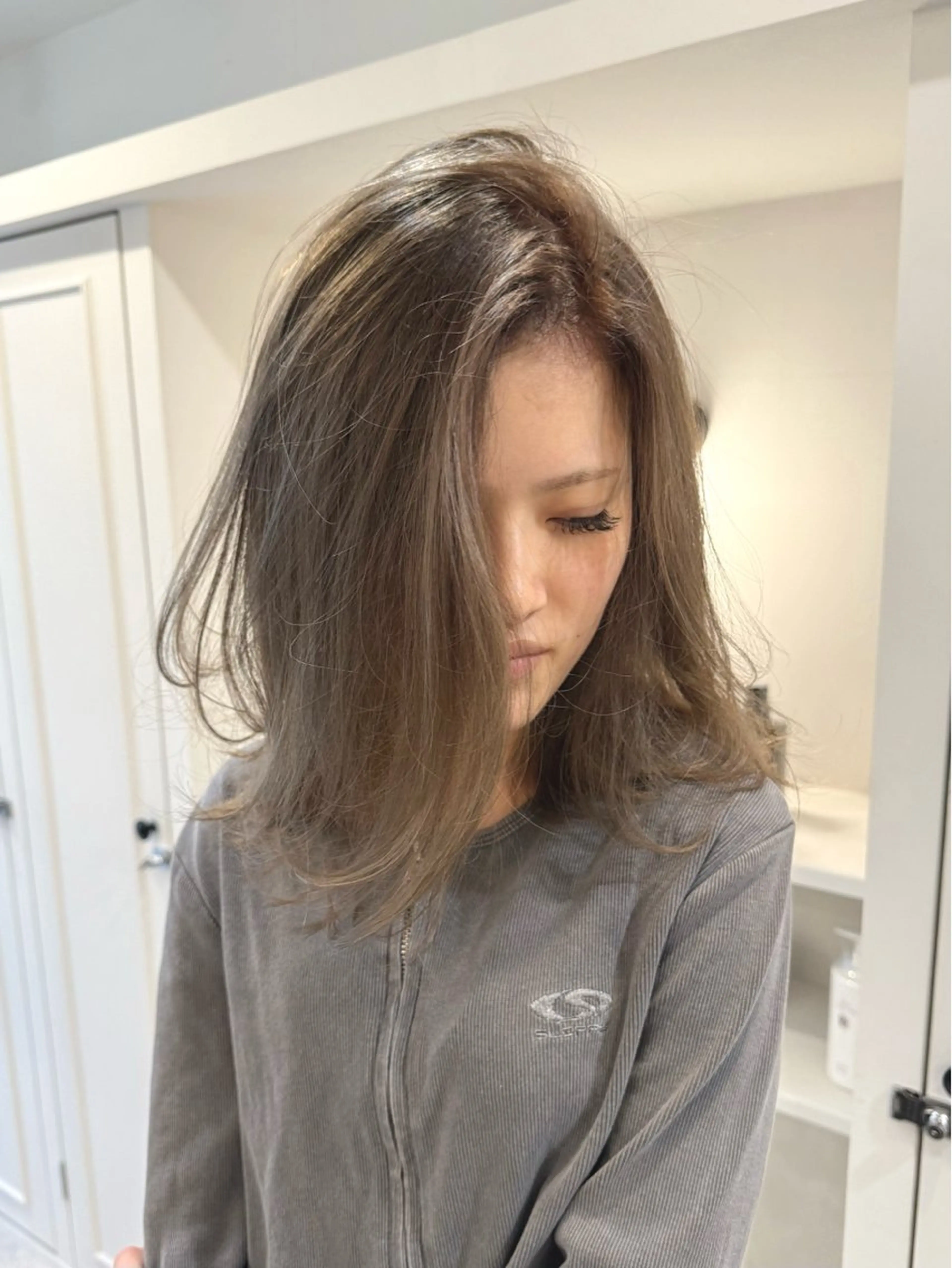 ミディアム カラー ヘアアレンジ ベージュカラー ブリーチ ブラウンカラー ブラウンベージュ ケアブリーチ カット ヘアカラー SALOWIN京都河原町Suite店所属・外国人風レイヤー/ ハイトーンSHUのヘアスタイル