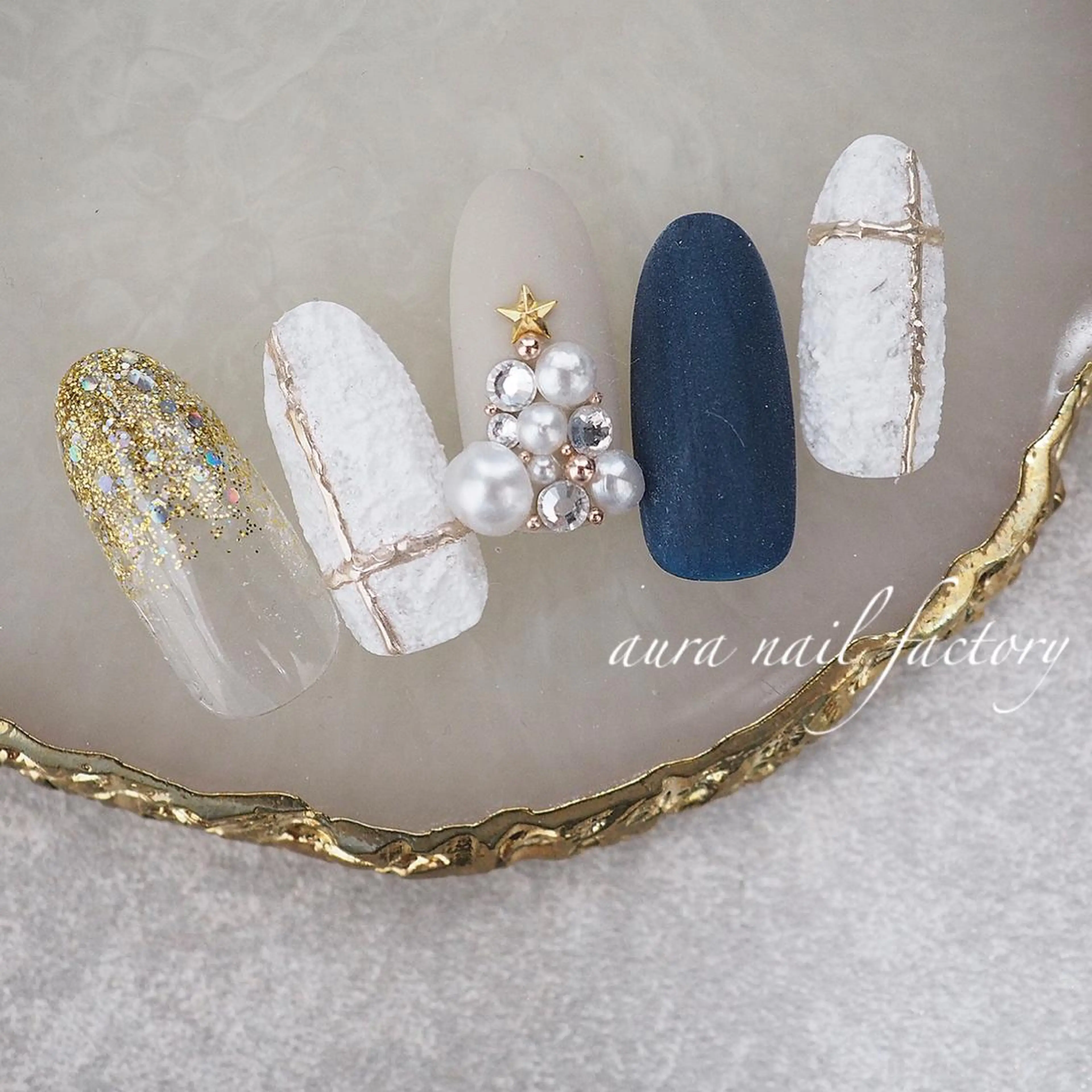 ミディアム カラー ネイル クリスマス ニュアンスネイル 赤色 冬ネイル クリスマス 赤羽　アウラ ネイルファクトリーのネイルデザイン