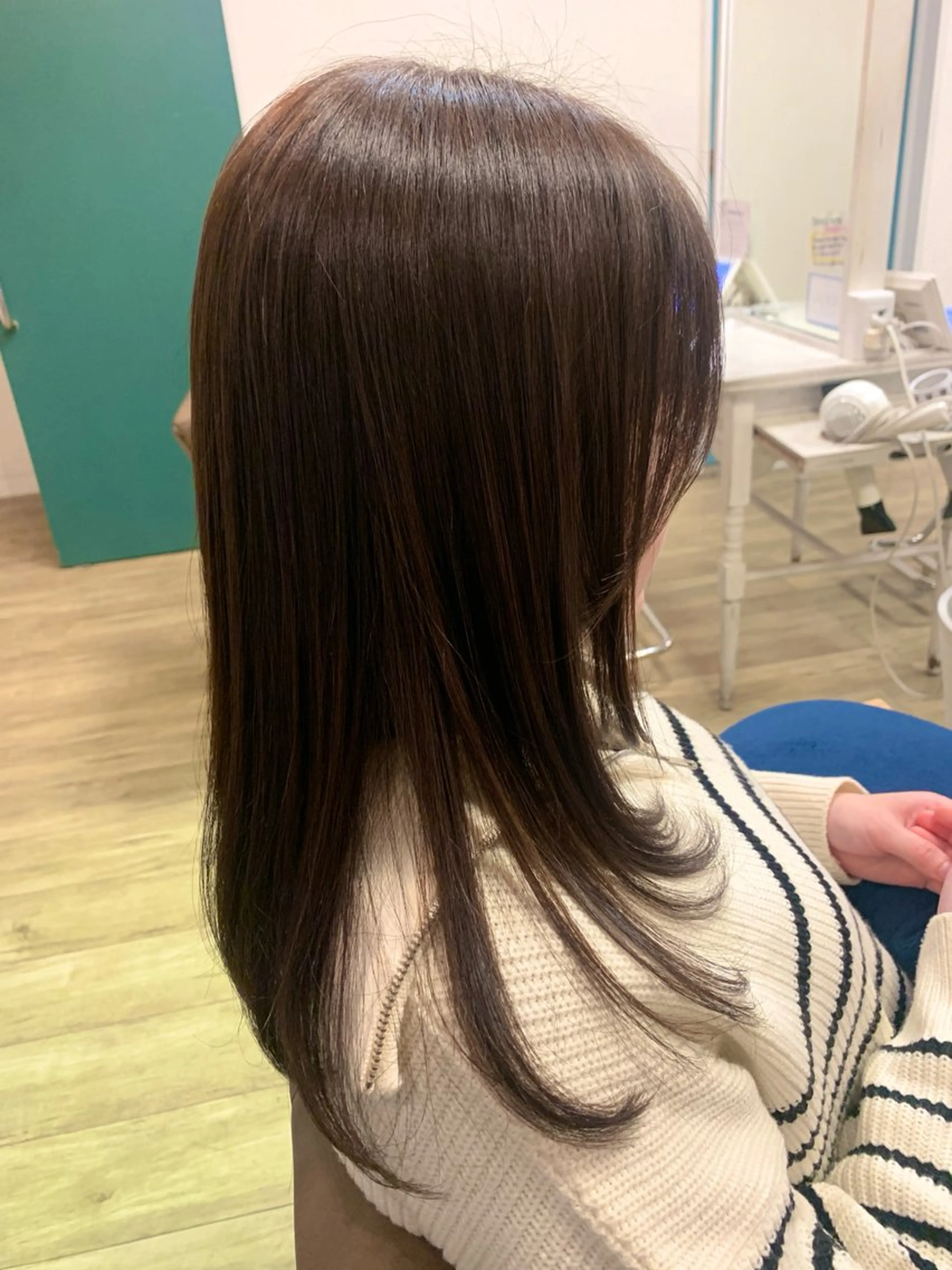 ロング カラー ベージュカラー 透明感カラー フォギーベージュ 顔周りカット レイヤーカット 安藤 あおいのヘアスタイル