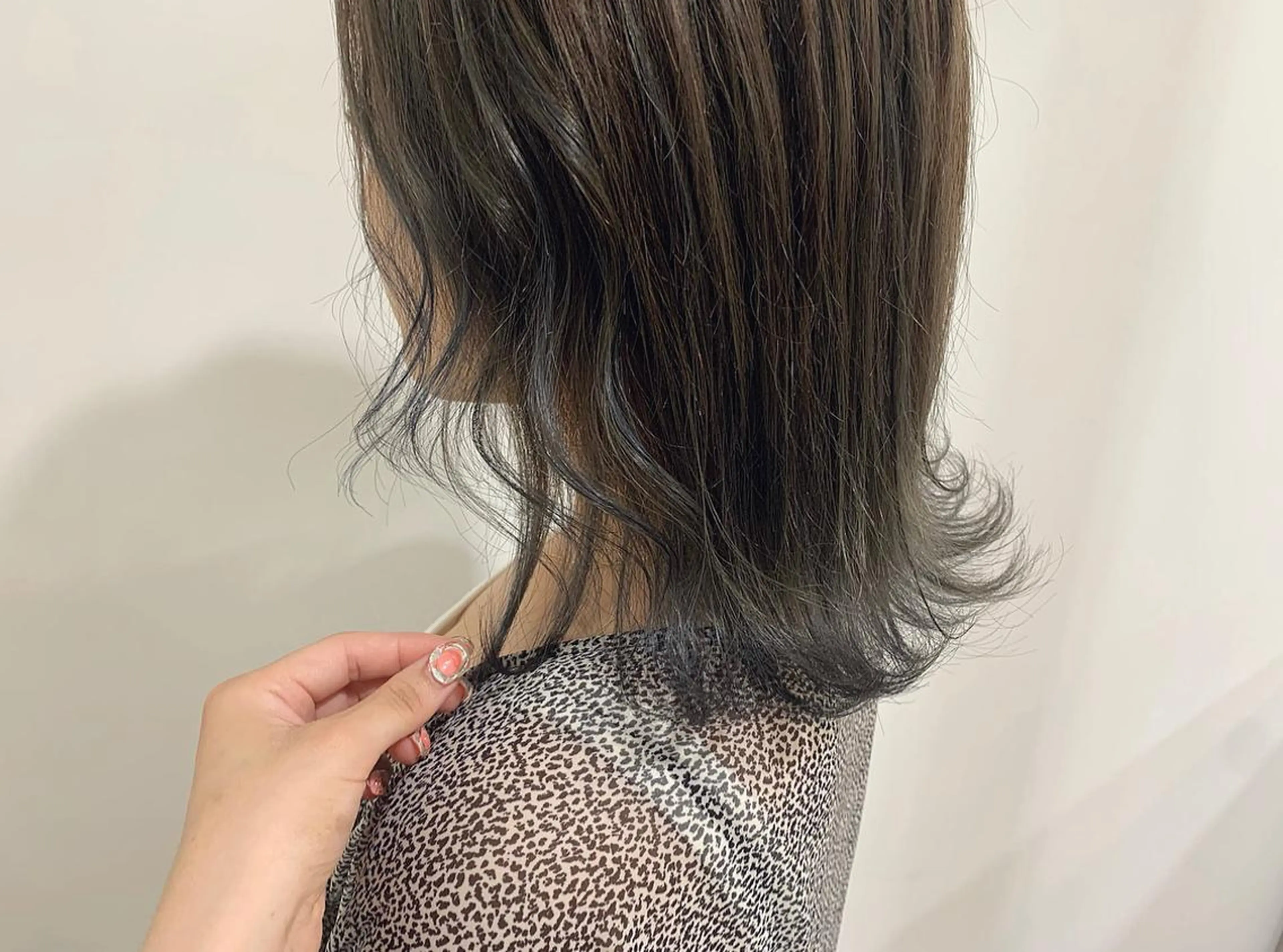 ミディアム カラー ヘアアレンジ マツエク・マツパ バレイヤージュ グレージュ ナチュラル レイヤーカット たかいわ みきのヘアスタイル
