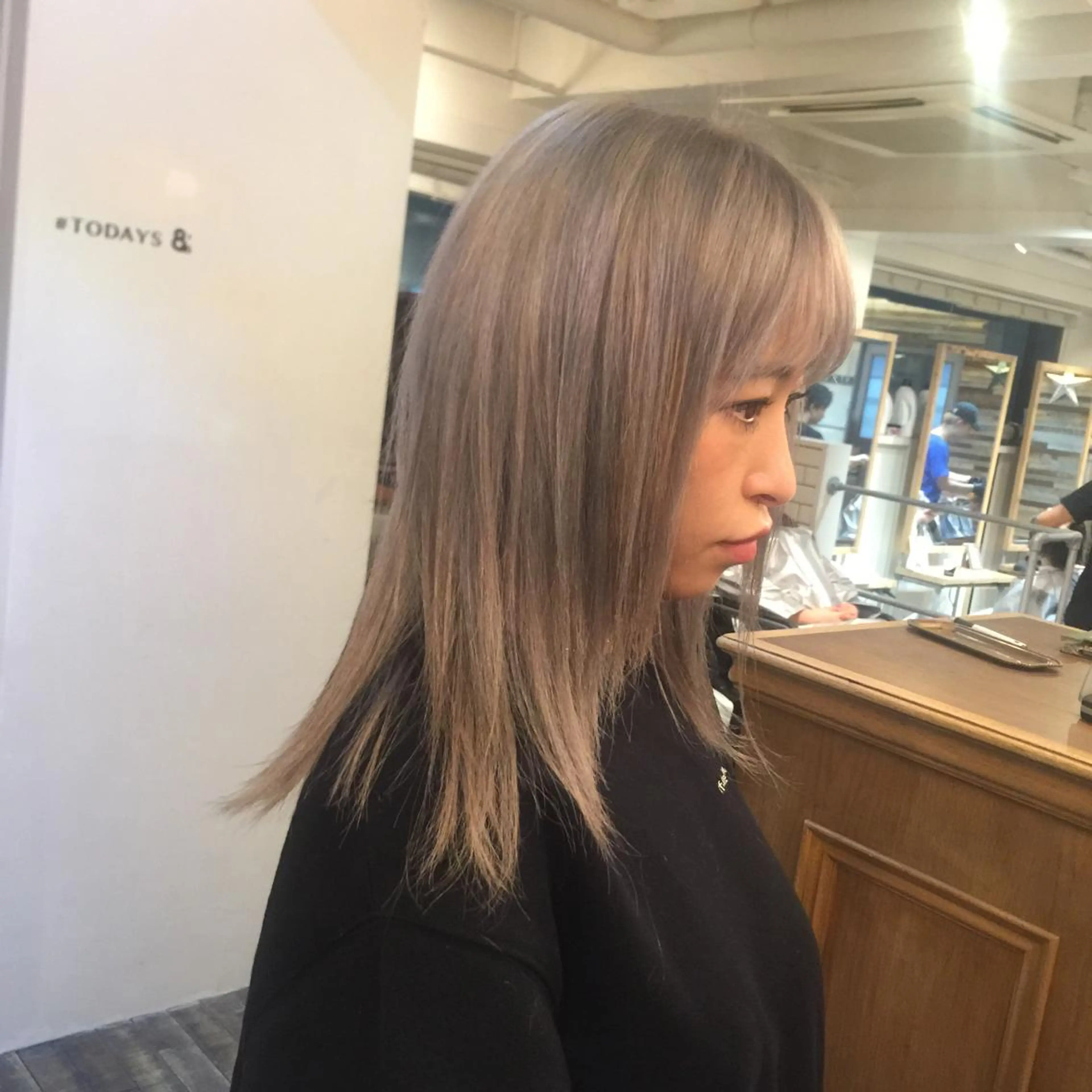 セミロング カラー ベージュカラー ブリーチ ラベンダーカラー ネイビーカラー ホワイトベージュ ホワイト&レイヤーカ ットエクステ長畠俊輔のヘアスタイル