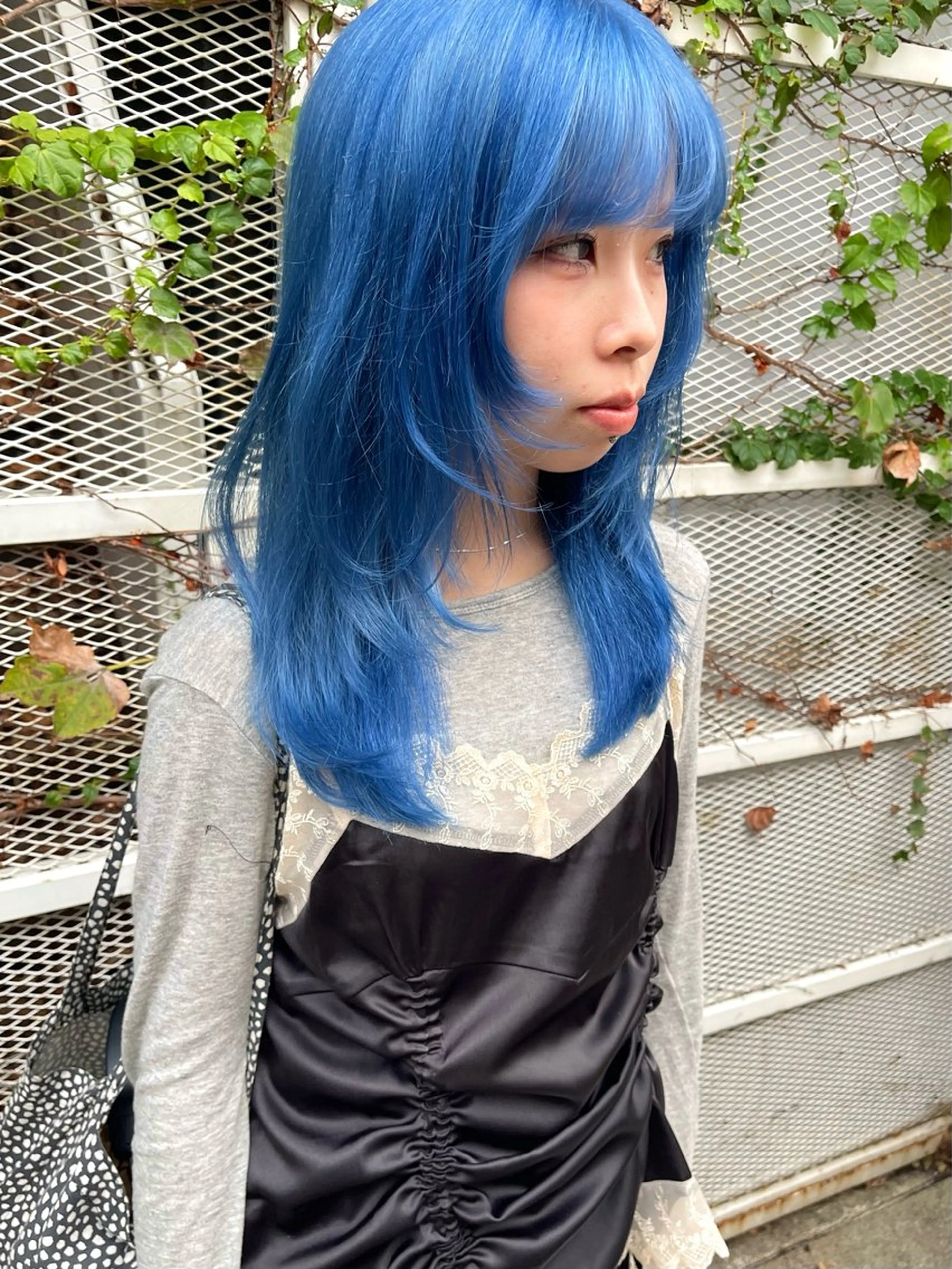 ロング カラー ブルーカラー カット ヘアカラー トリートメント 髪質改善ｶﾗｰ ｹｱﾌﾞﾘｰﾁ/ﾀﾑのヘアスタイル