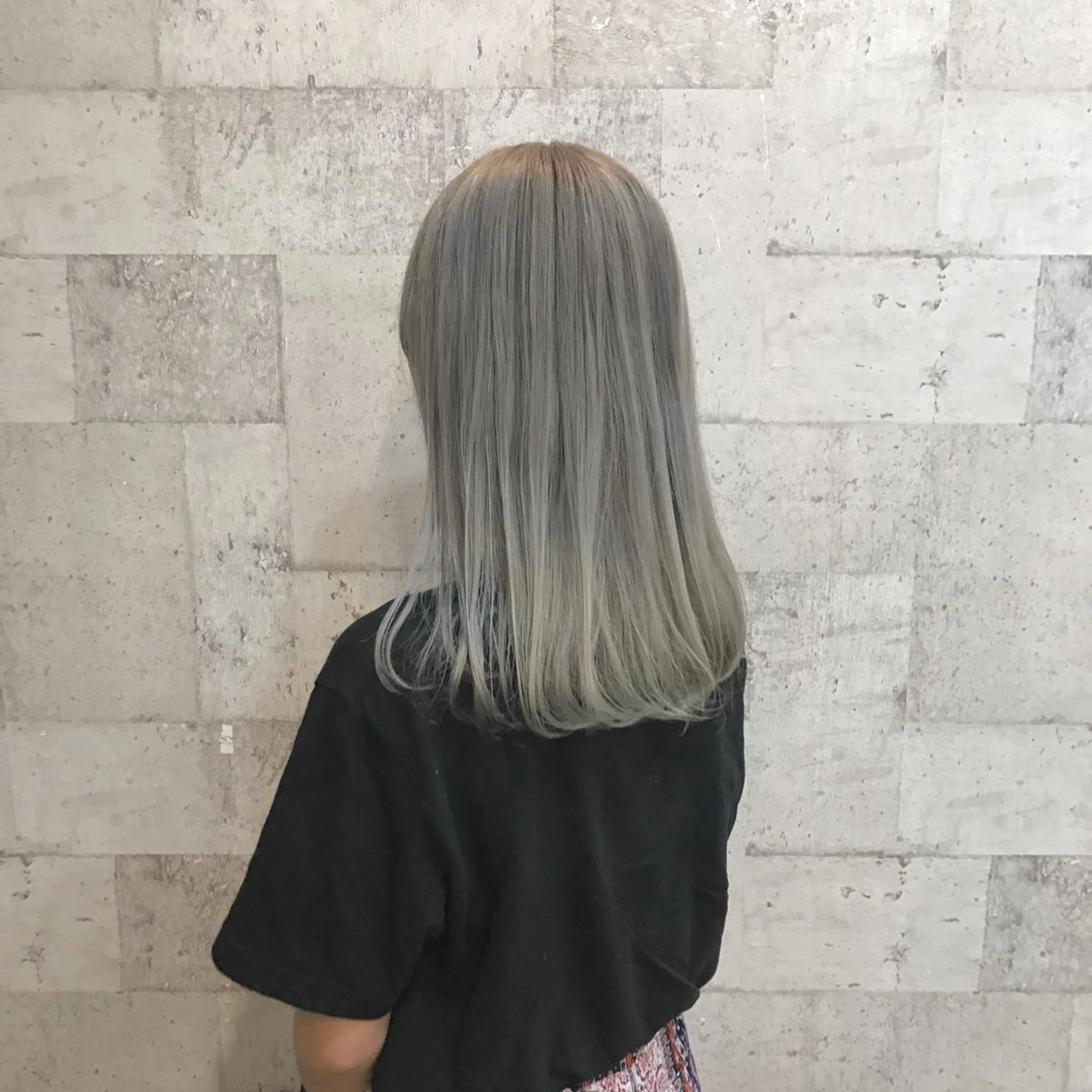 ミディアム カラー シルバー ホワイトシルバー インナーカラー/天神 ブリーチ/吉田のヘアスタイル