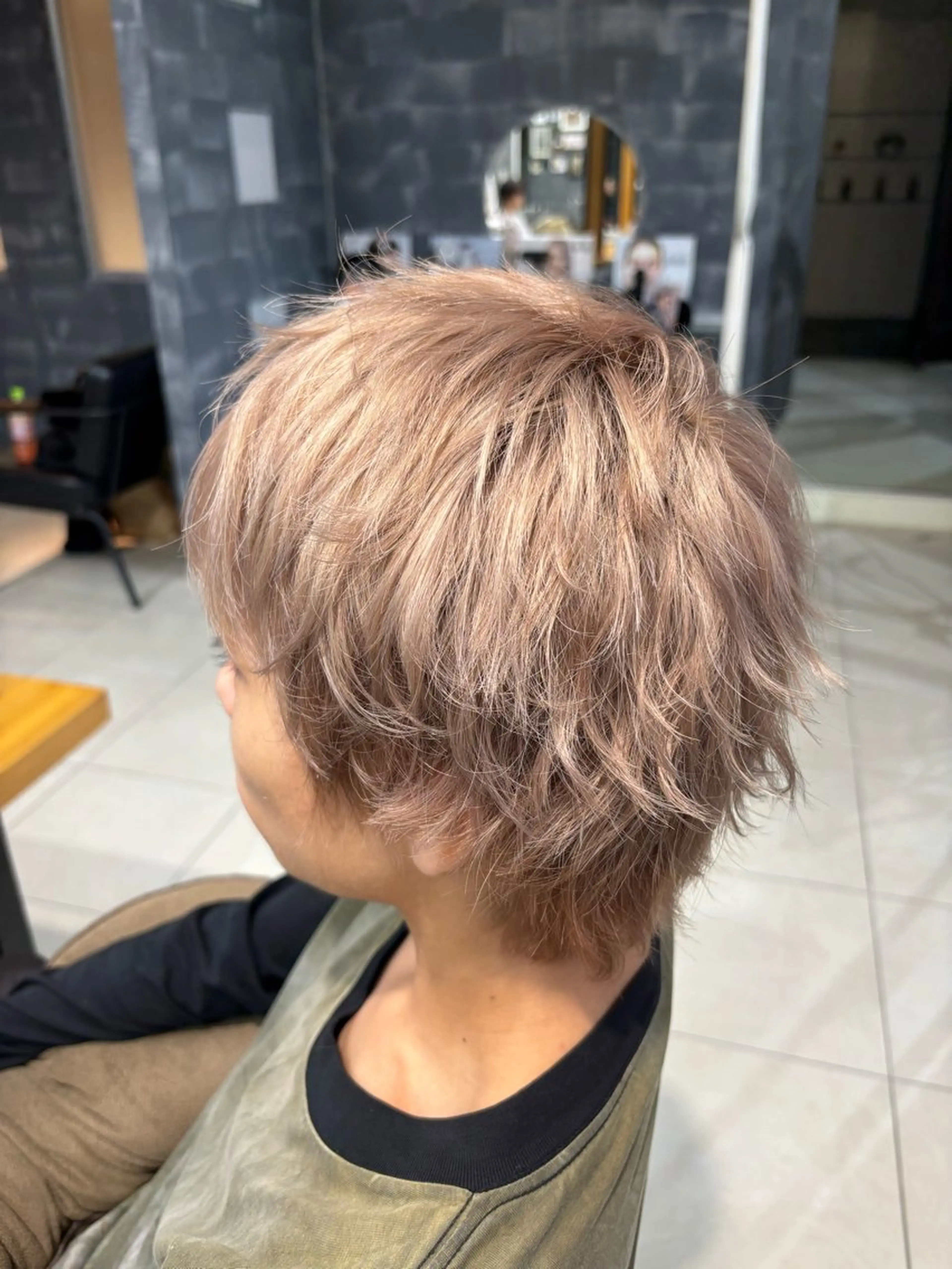 カラー メンズ メンズブリーチ ベージュカラー ブリーチ ミルクティーベージュ ⛄️カラーモデル /艶カラー/あい⛄️のヘアスタイル