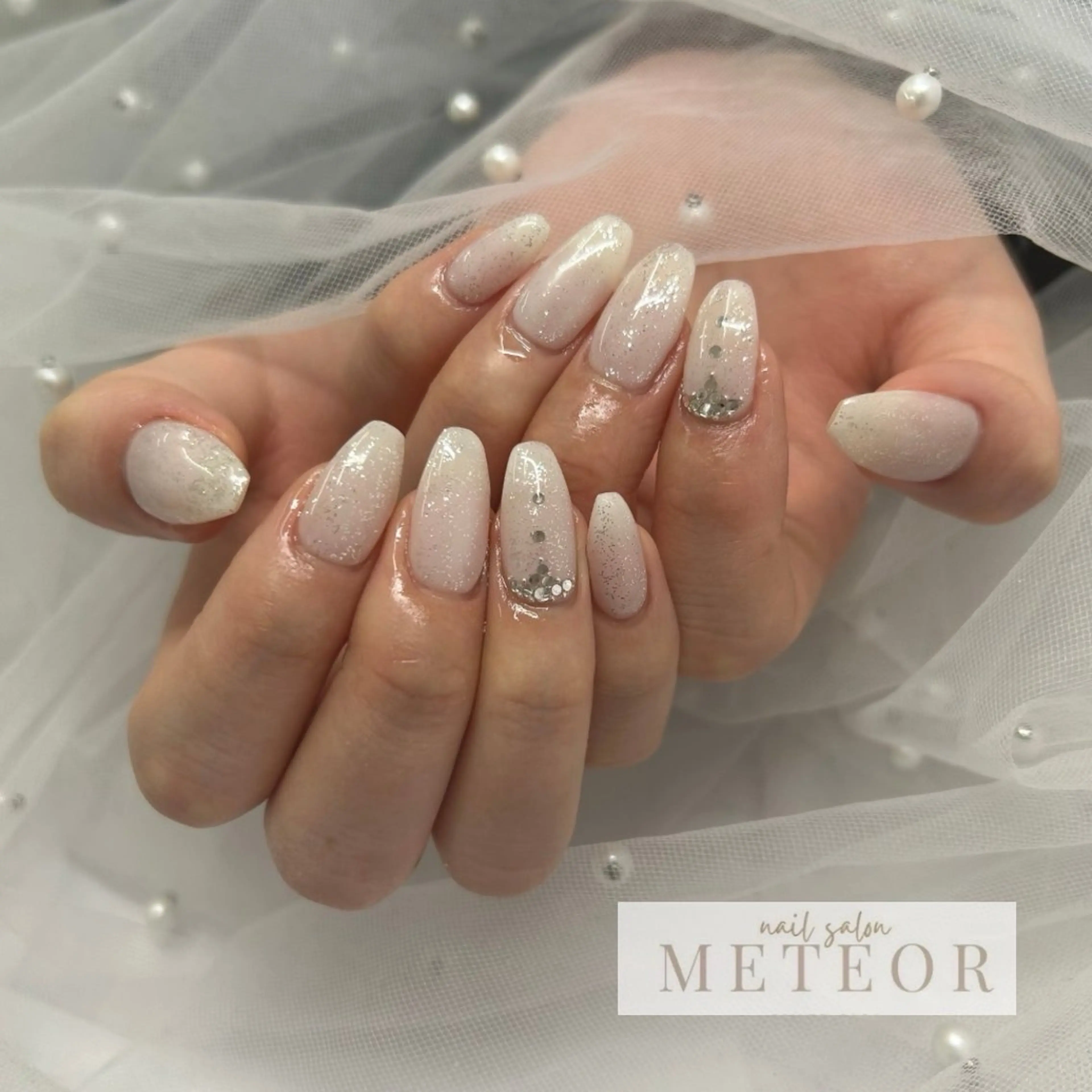 ネイル アートネイル キラキラネイル ラメ(グリッター) ストーンネイル ワンホンネイル ハンドネイル nailsalon meteor所属・METEOR💫 staffのネイルデザイン
