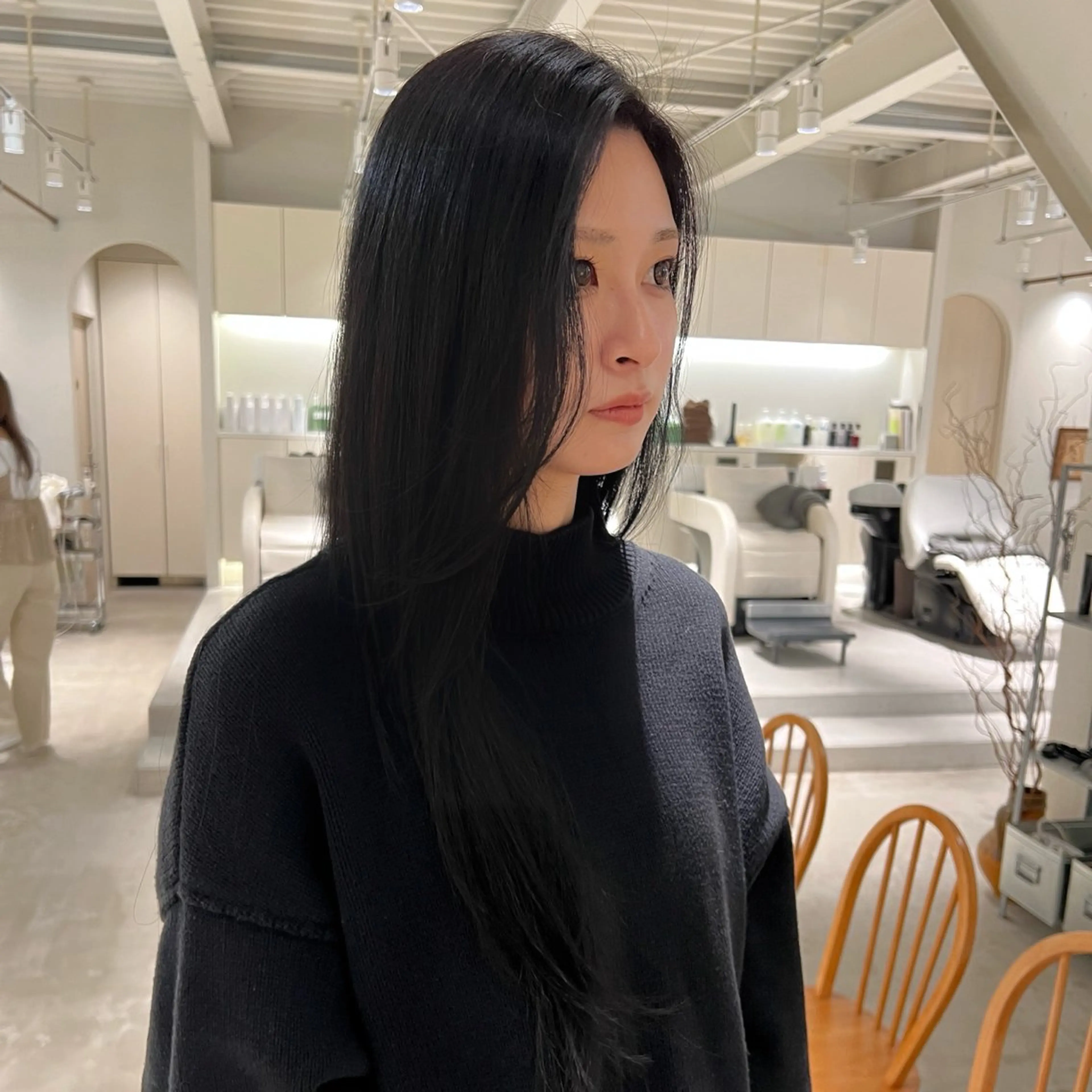 ロング カラー 黒髪 透明感カラー ヘアカラー 周東 芽依のヘアスタイル