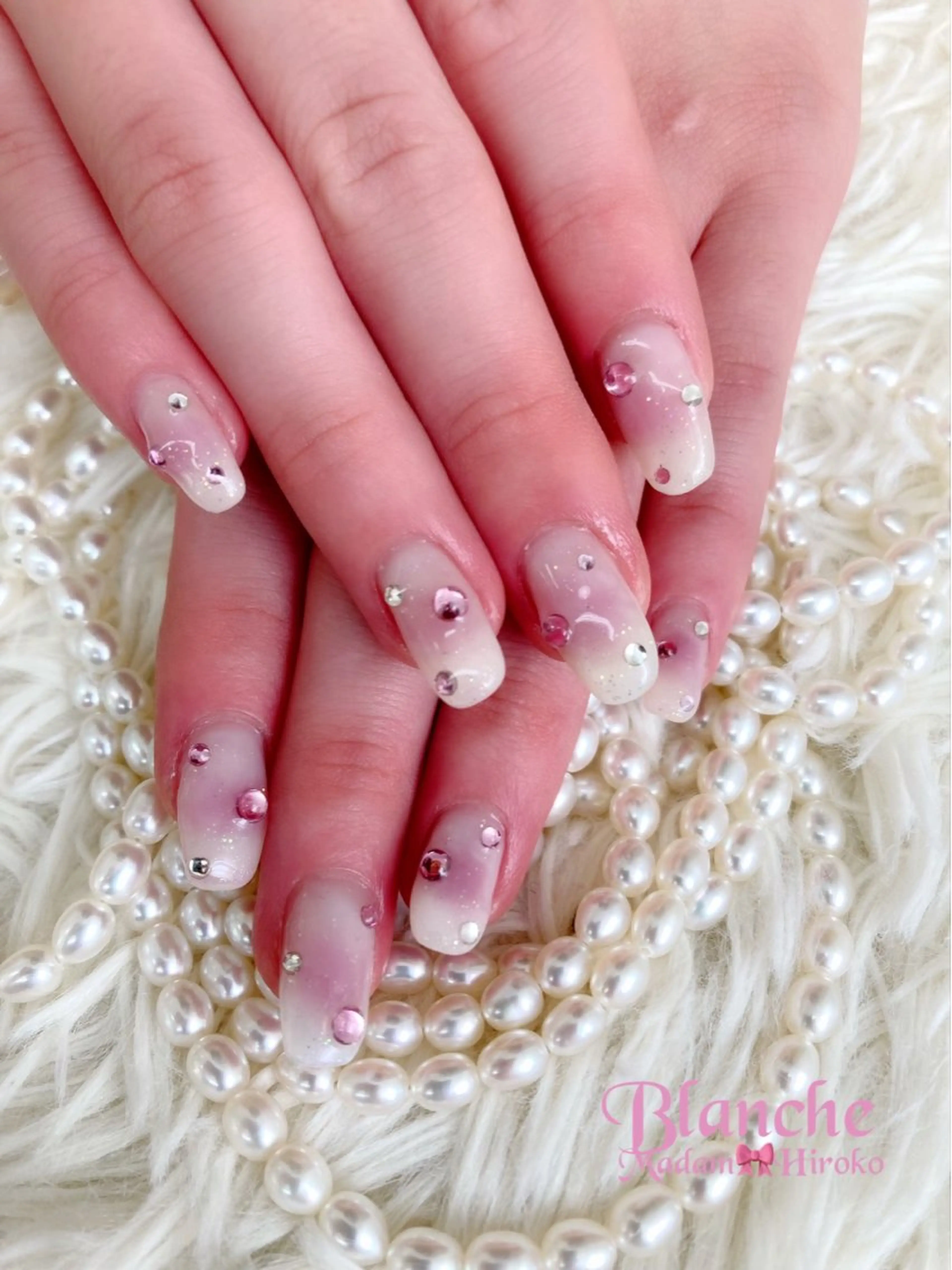 クリアーホワイト＆キラキラピンクネイルの写真