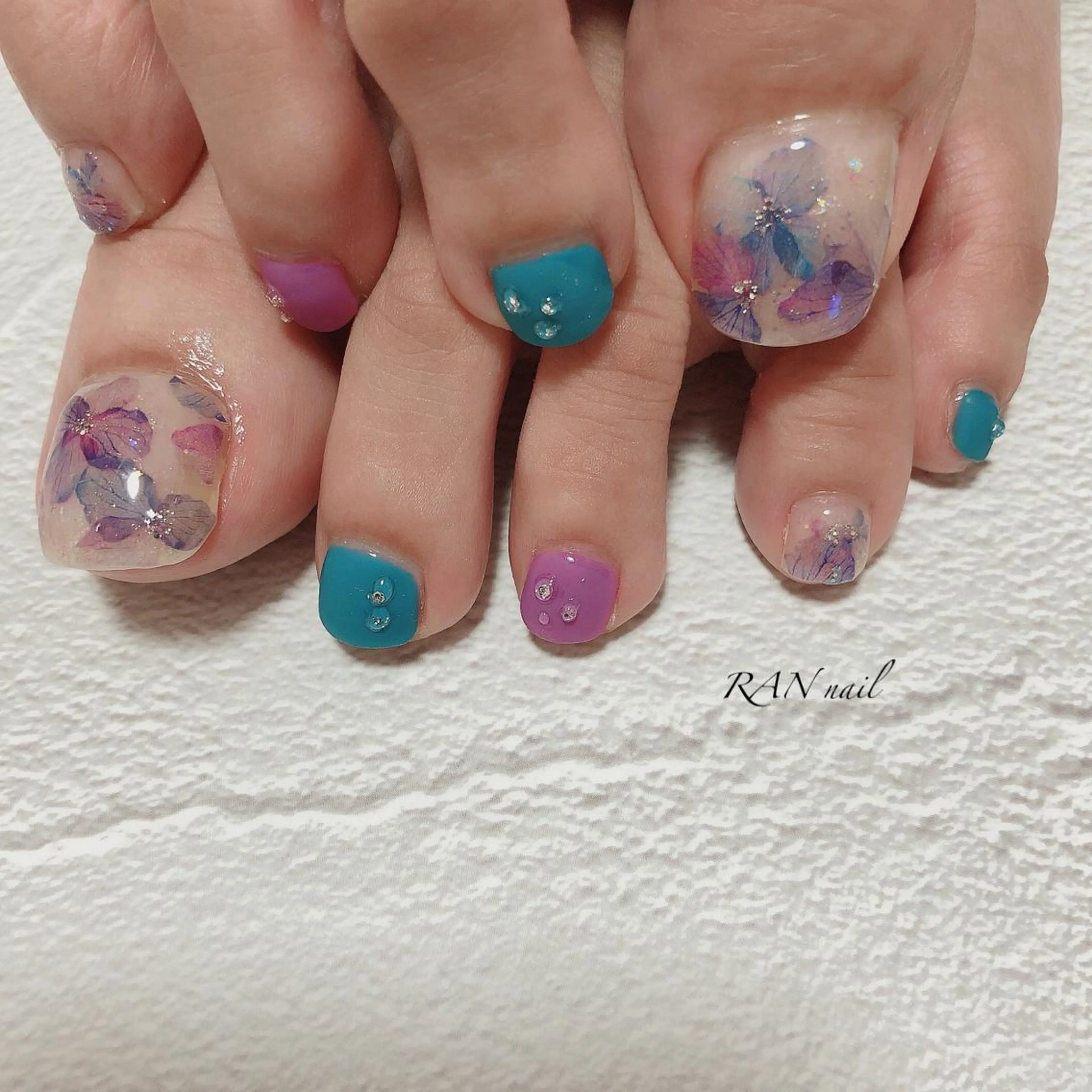ネイル ブルー フットネイル ジェルネイル パラジェル 夏ネイル ハンドネイル フットネイル RAN nail 〜ランネイル〜所属・RAN nailのネイルデザイン