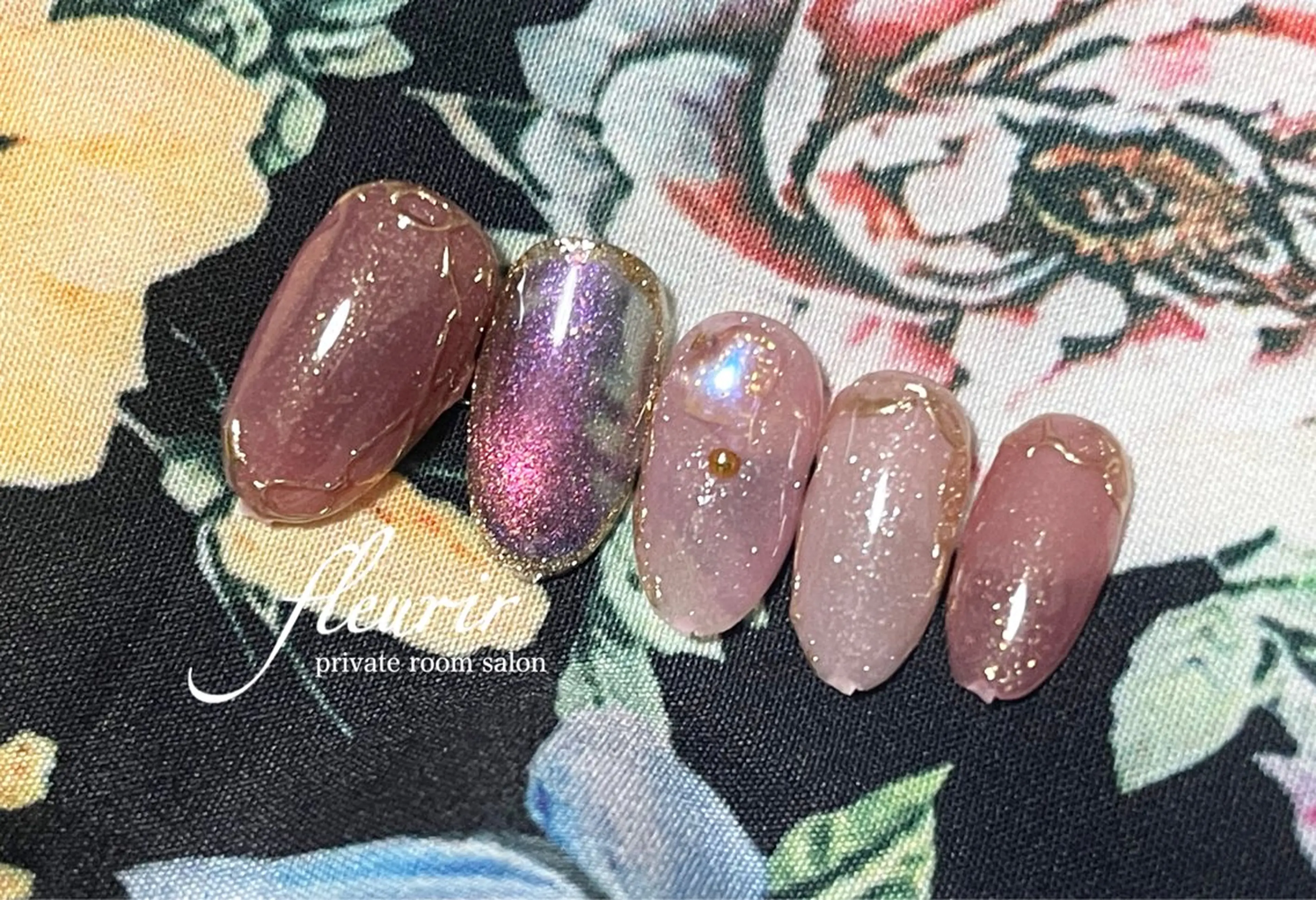 【清楚ヌーディピンク:オフ別途追加】ラメ入りジェルのピンク系の合わせ。中指には クリアオーロラパーツがのってます。の写真