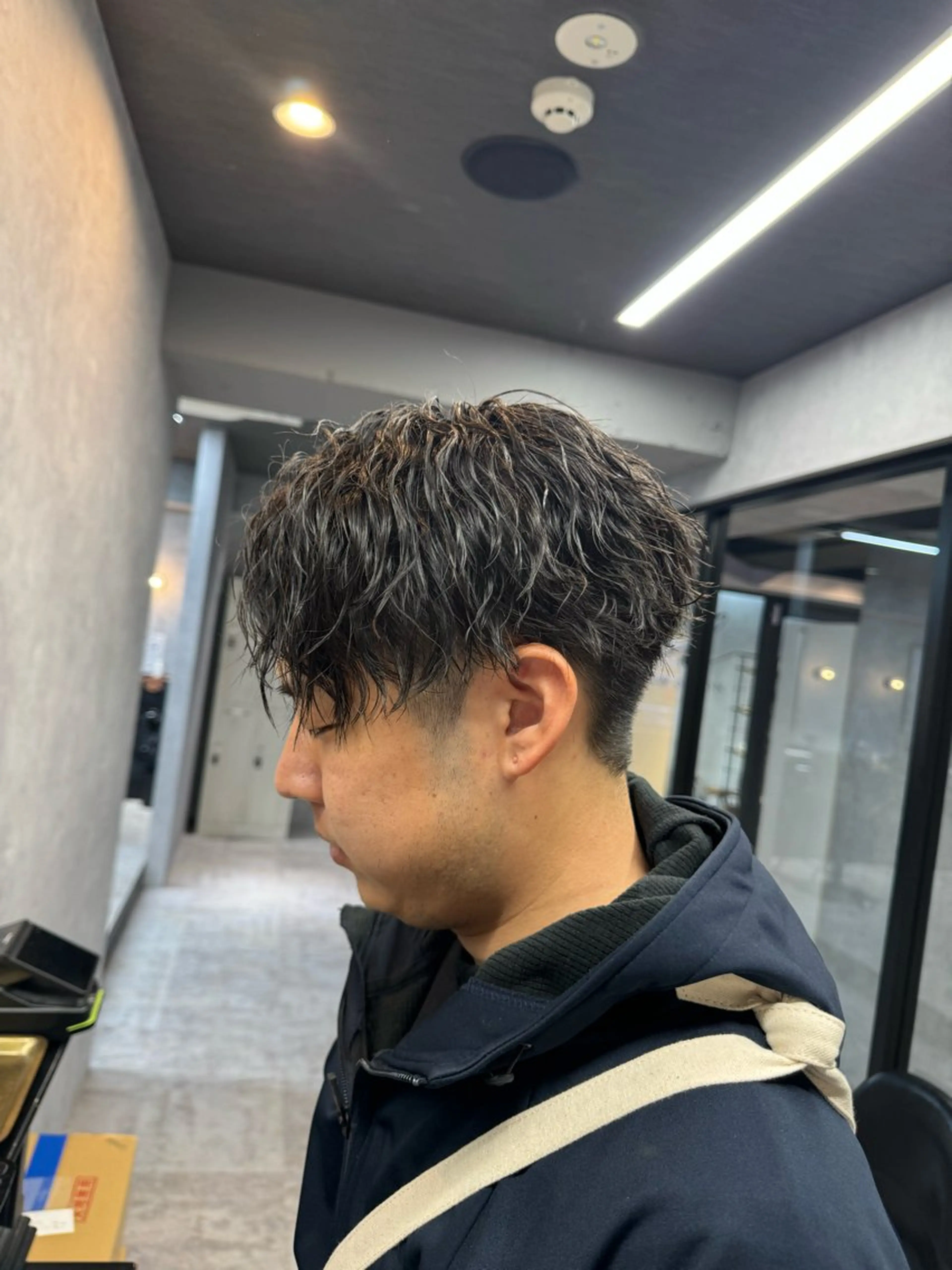 ショート パーマ メンズ メンズブリーチ センターパート メンズパーマ ツイストスパイラルパーマ 波巻きパーマ ツイストスパイラル/ メンズ特化/中川誠也のヘアスタイル