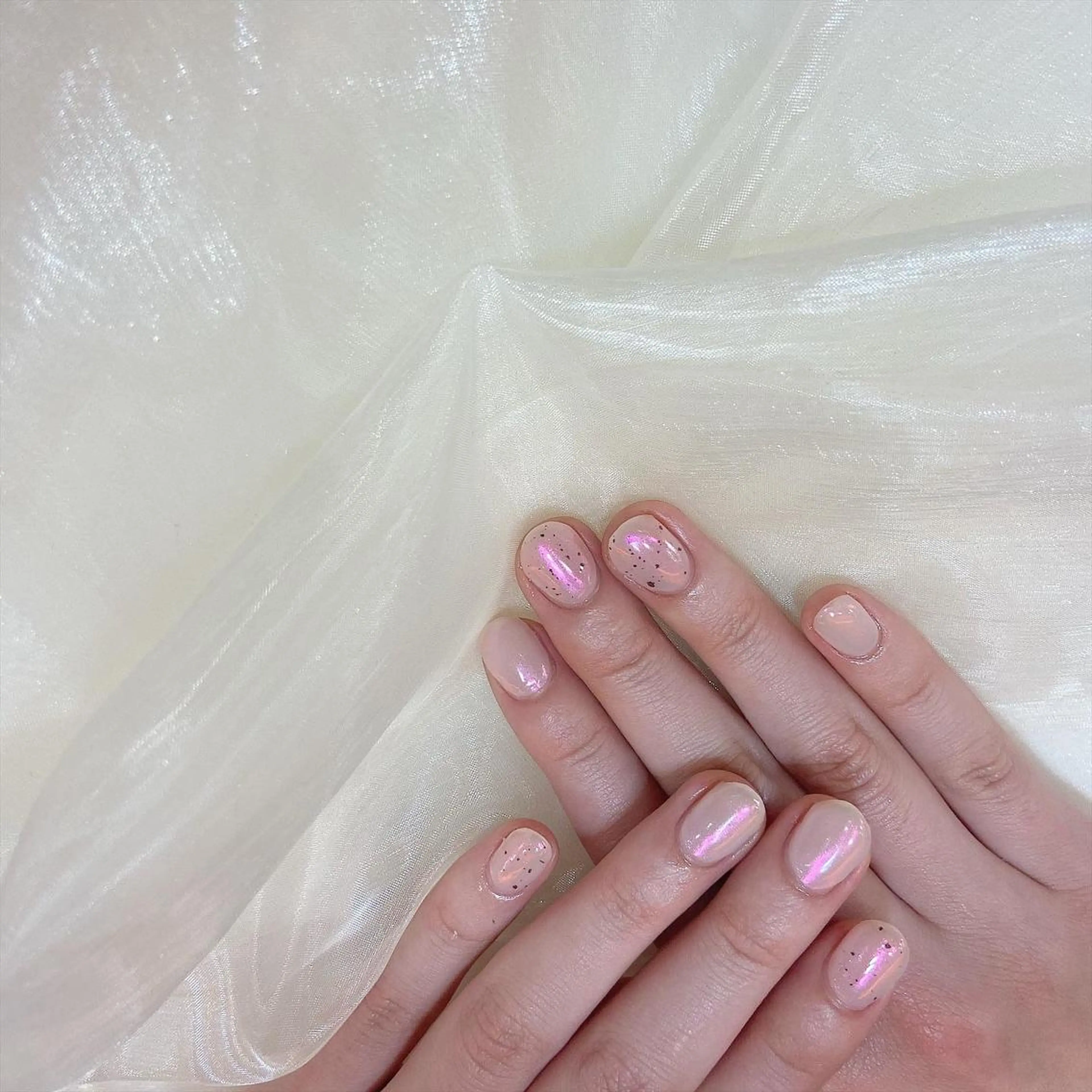 ネイル オーロラネイル ミラーネイル ピンク ホワイト ハンドネイル 𝕄𝕚𝕪𝕦🤍 自由が丘⌇パラジェルのネイルデザイン
