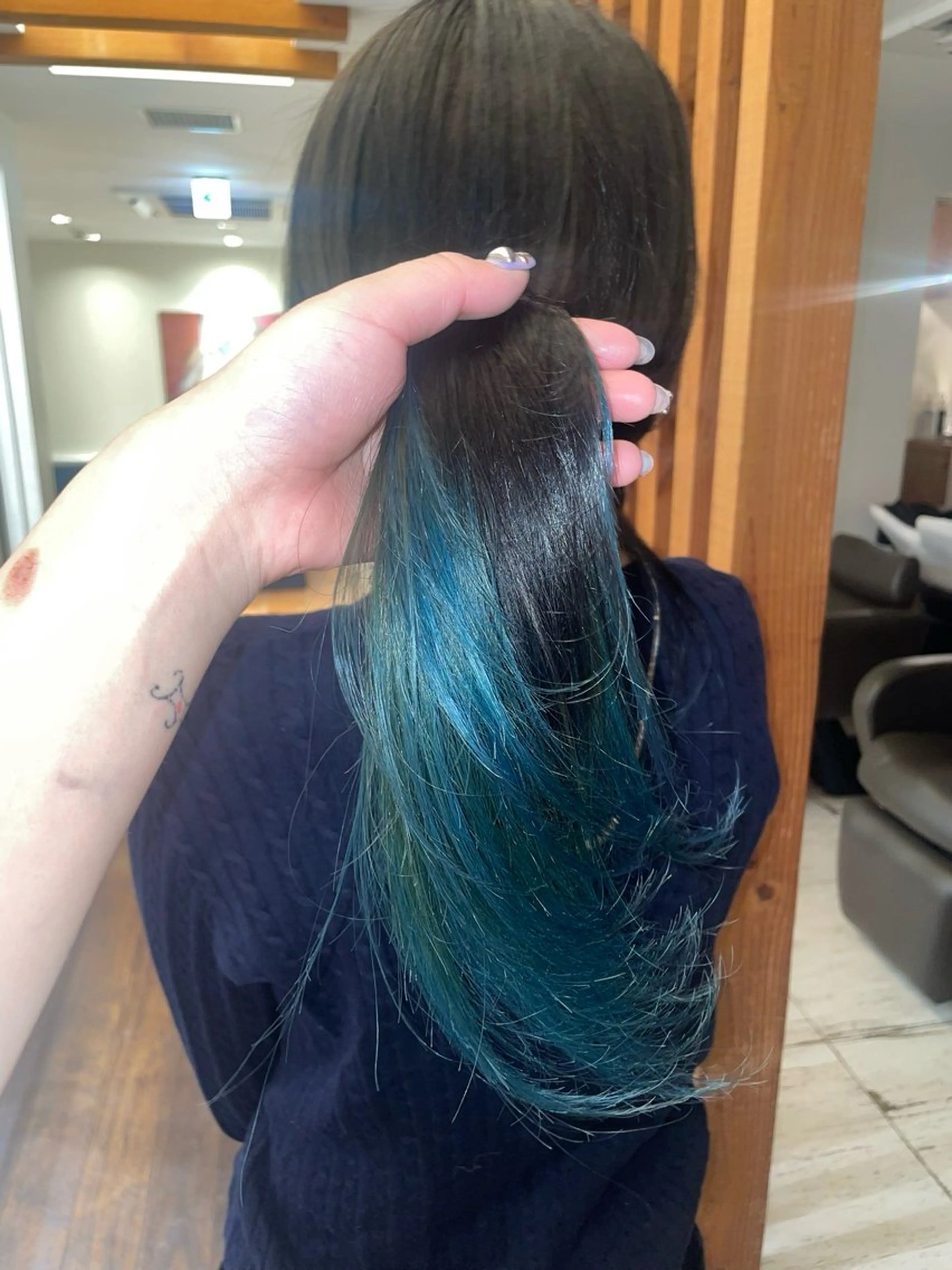 セミロング カラー ブリーチ ブルーカラー ヘアカラー リカ/ハイトーン ・オリーブ🍀のヘアスタイル