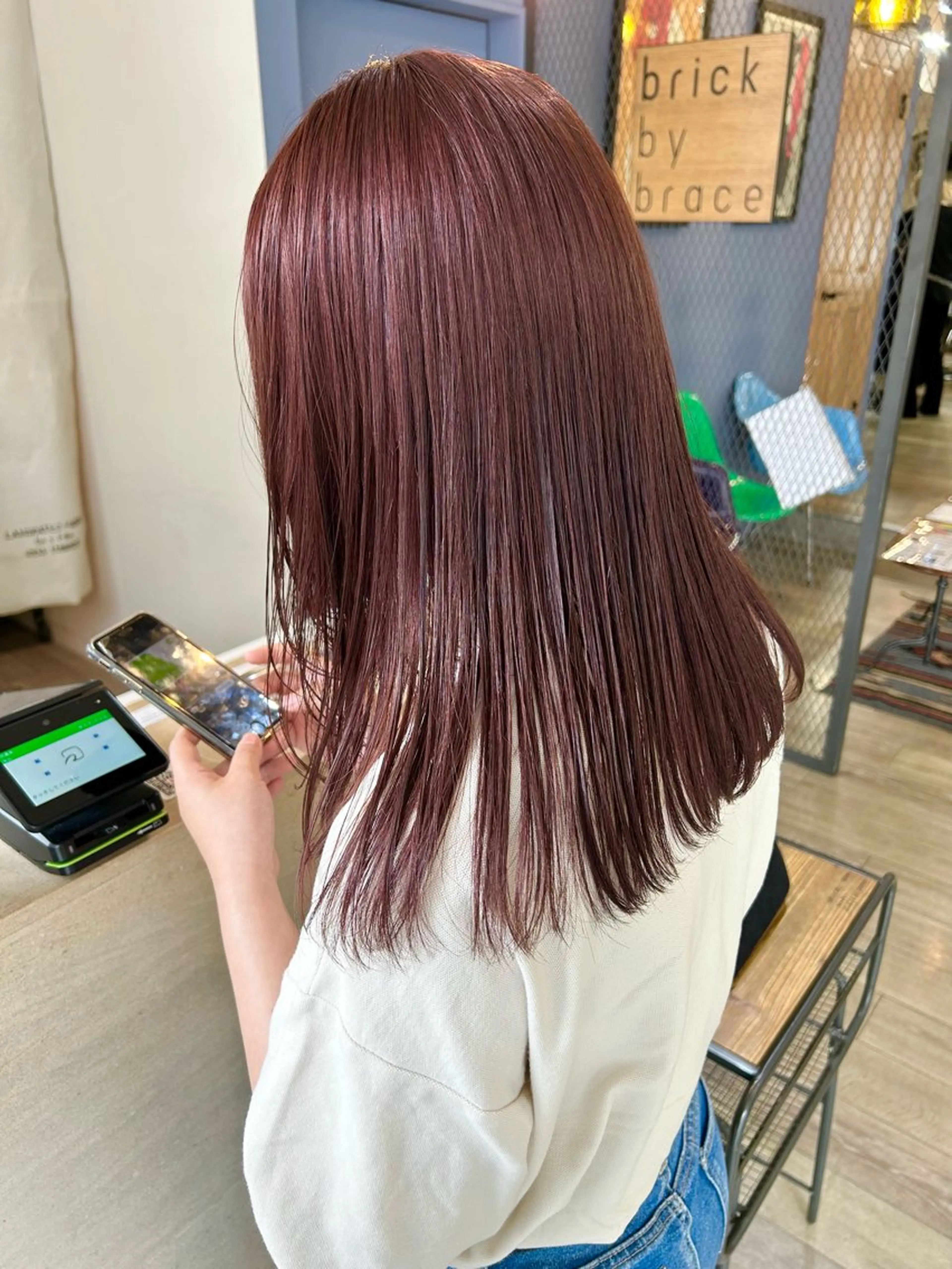 セミロング W所属・小林 朋花のヘアスタイル
