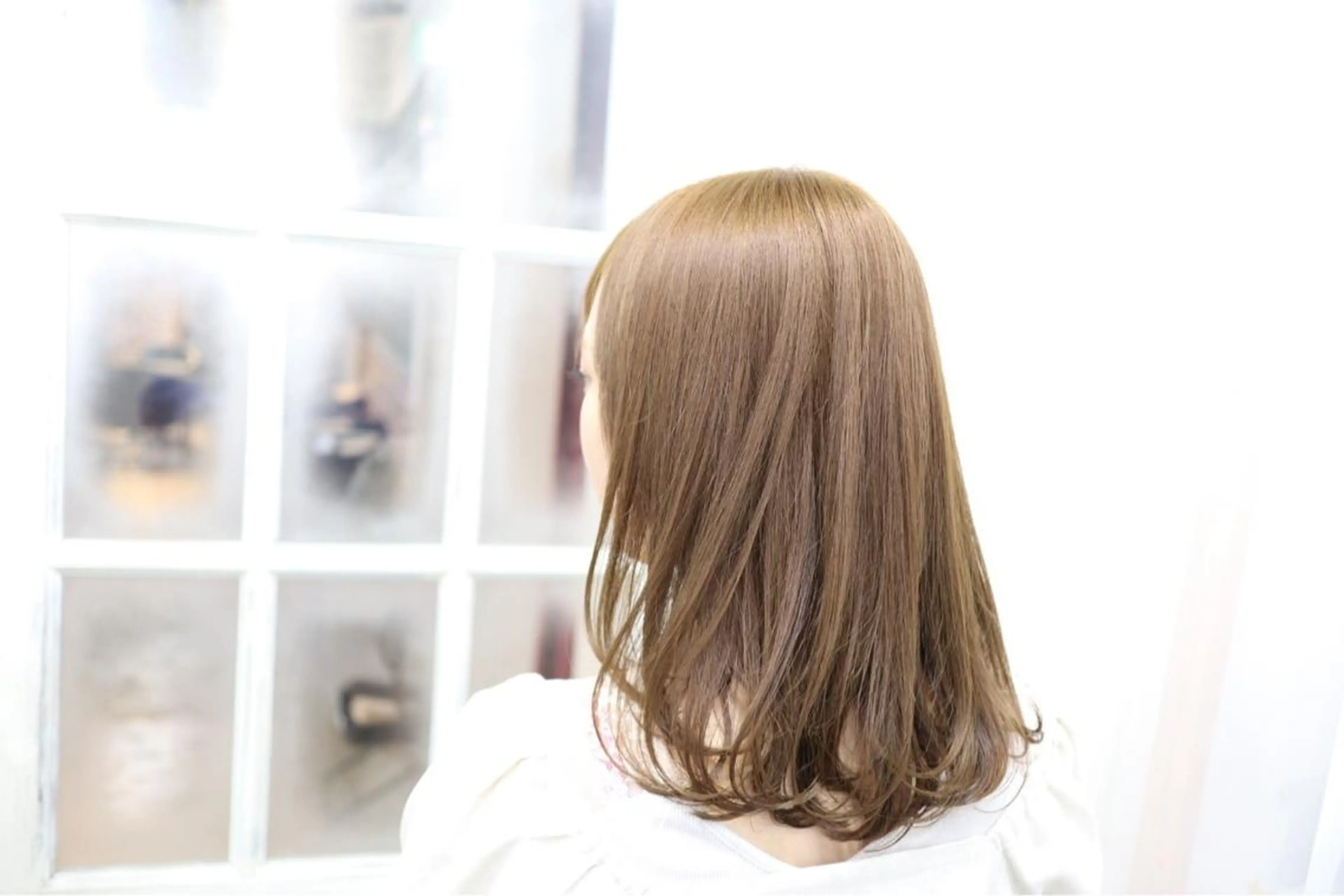 セミロング 白いハイライト🤍 タナカリョウスケのヘアスタイル