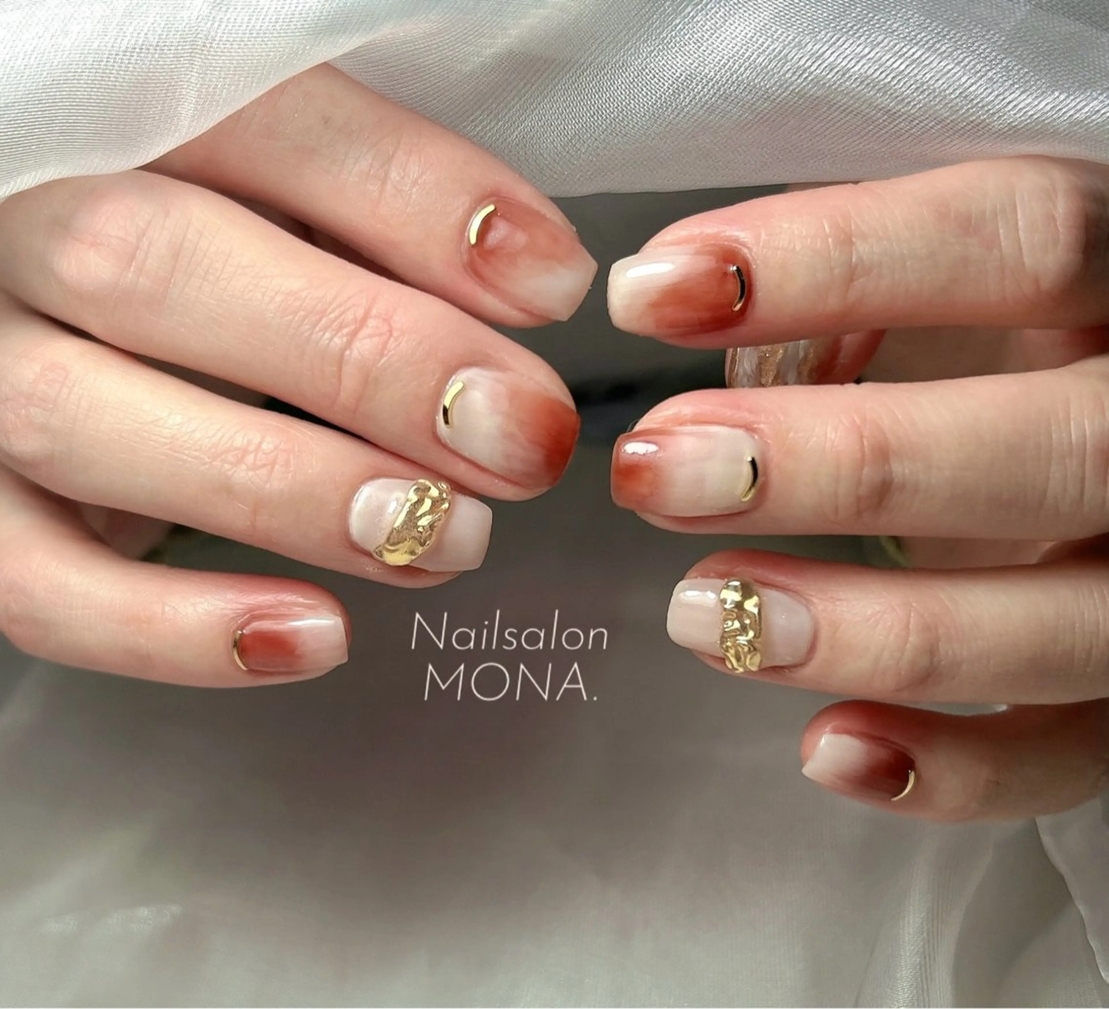 ネイル ゴールド ニュアンスネイル ハンドネイル Nailsalon MONA.のネイルデザイン