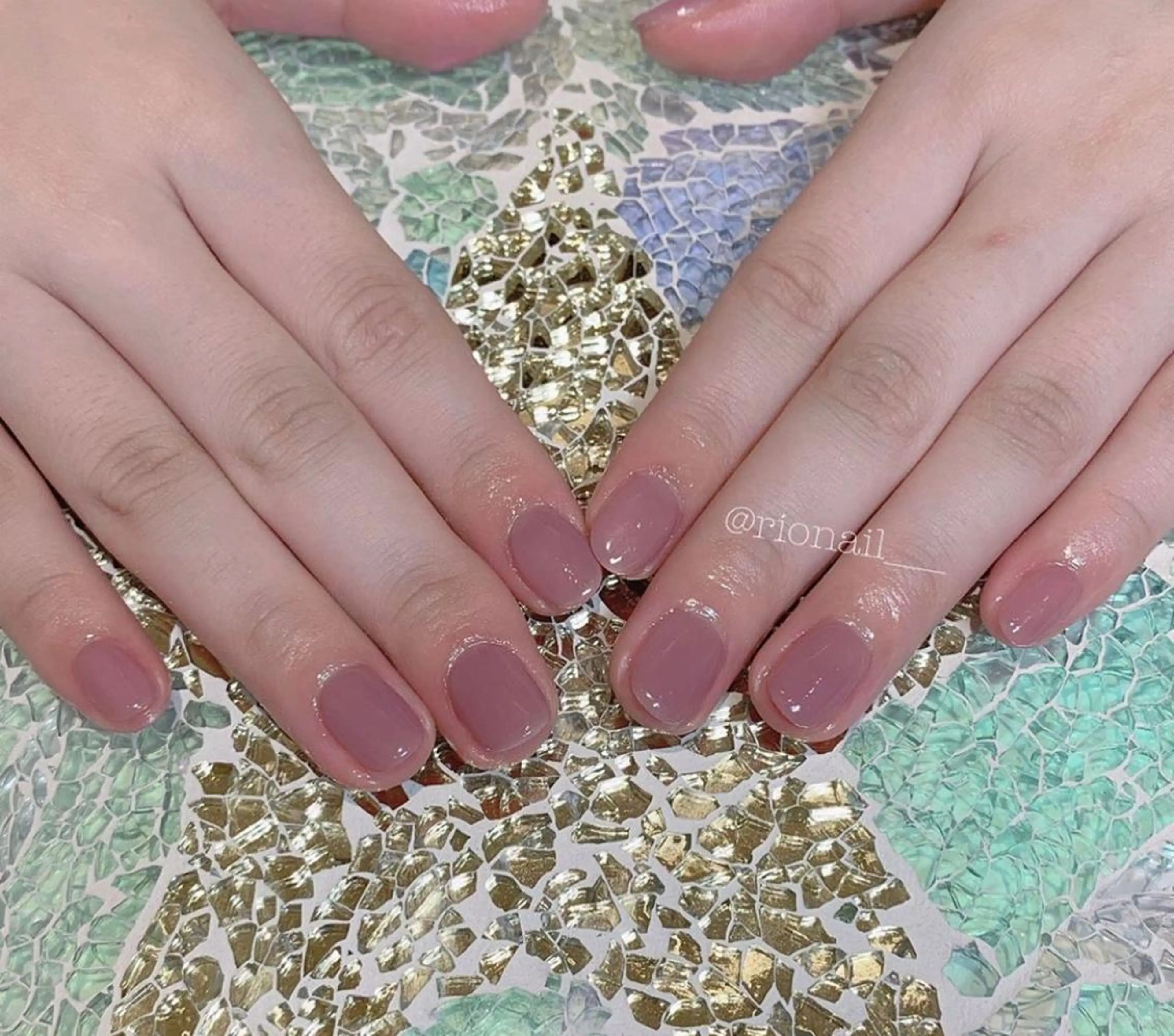 ネイル マツエク・マツパ ラメ(グリッター) ラメグラデーション ワンカラーネイル ハンドネイル 𝘙𝘪𝘰𝘯𝘢 ...🕯🤍のネイルデザイン