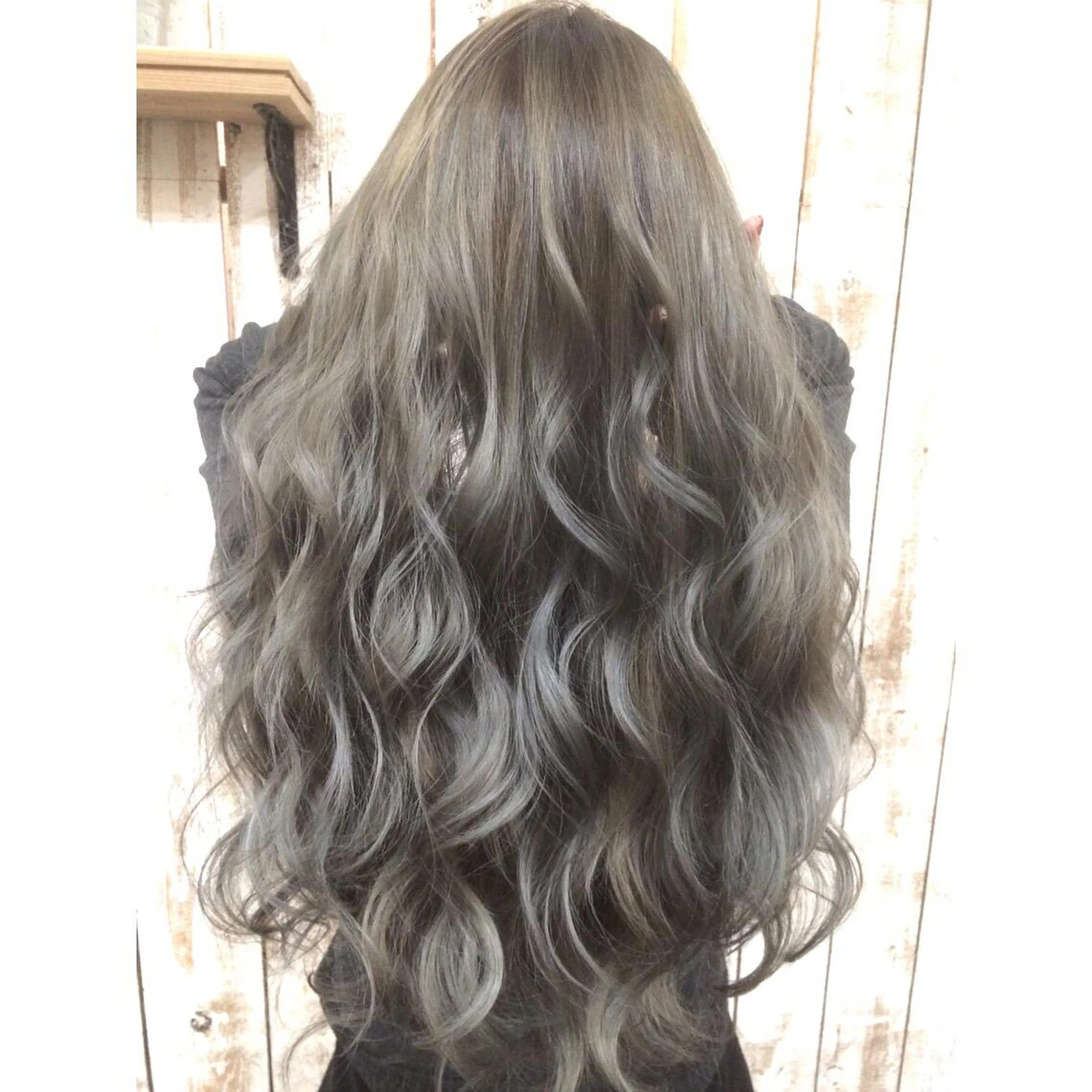 ロング カラー ハイライトカラー シルバー 3Dハイライト ハイライト ヘアカラー トリートメント 井上 一平のヘアスタイル