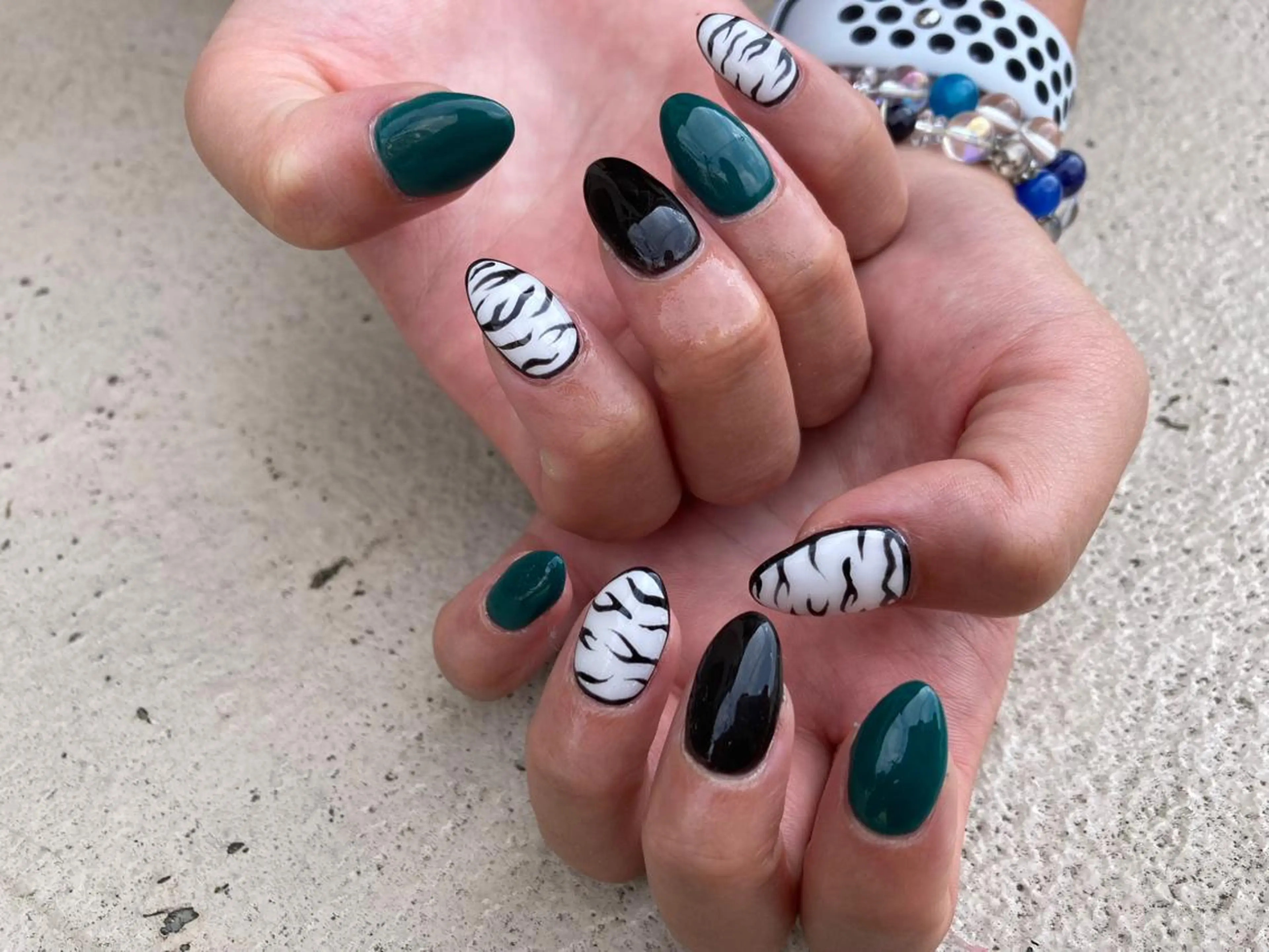 ミディアム ネイル ハンドネイル フットネイル ✴︎ Delightのネイルデザイン