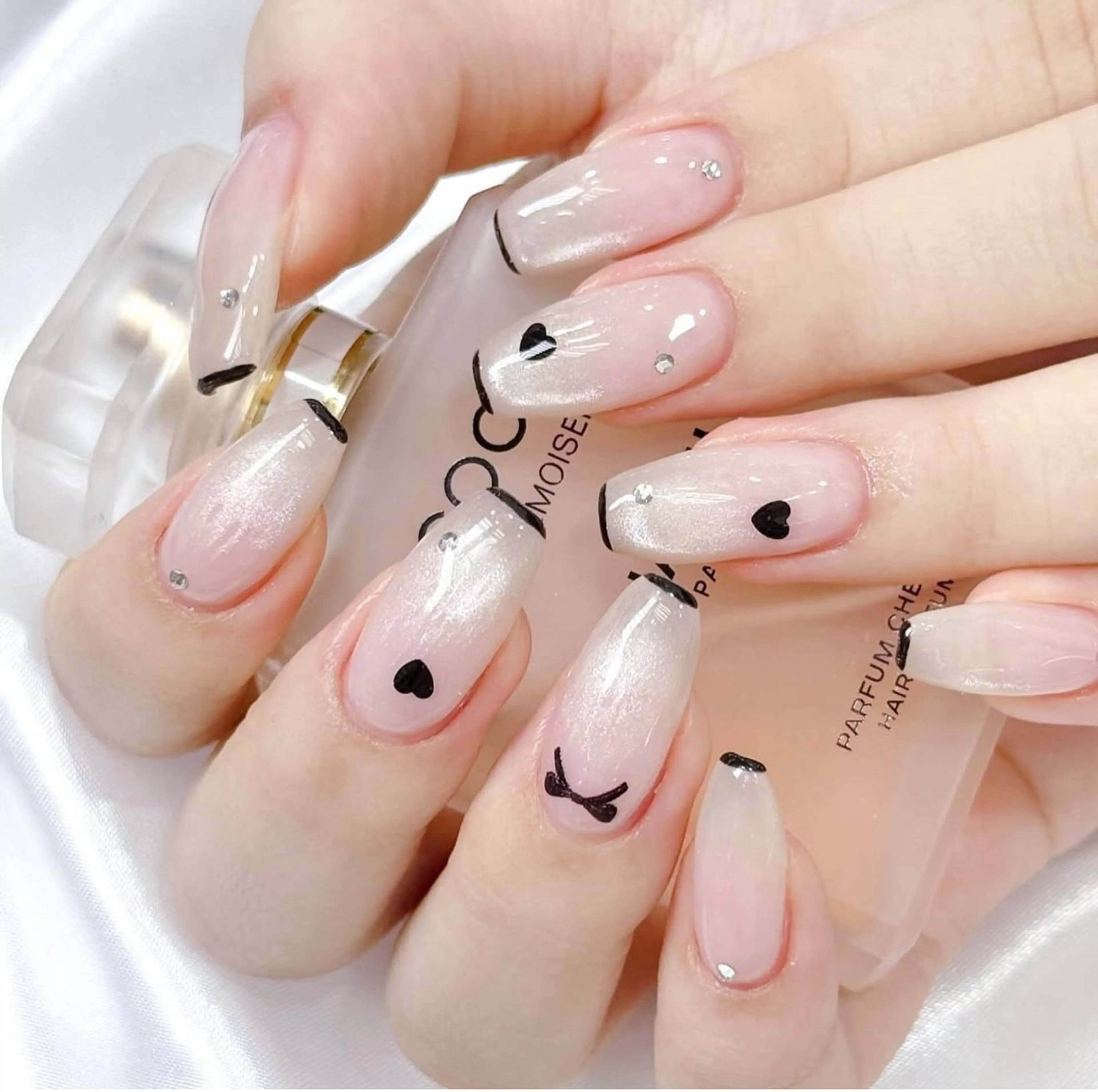 ネイル キラキラネイル マグネットネイル ぷっくりネイル 春ネイル ワンホンネイル ハンドネイル Lyna 池袋のネイルデザイン