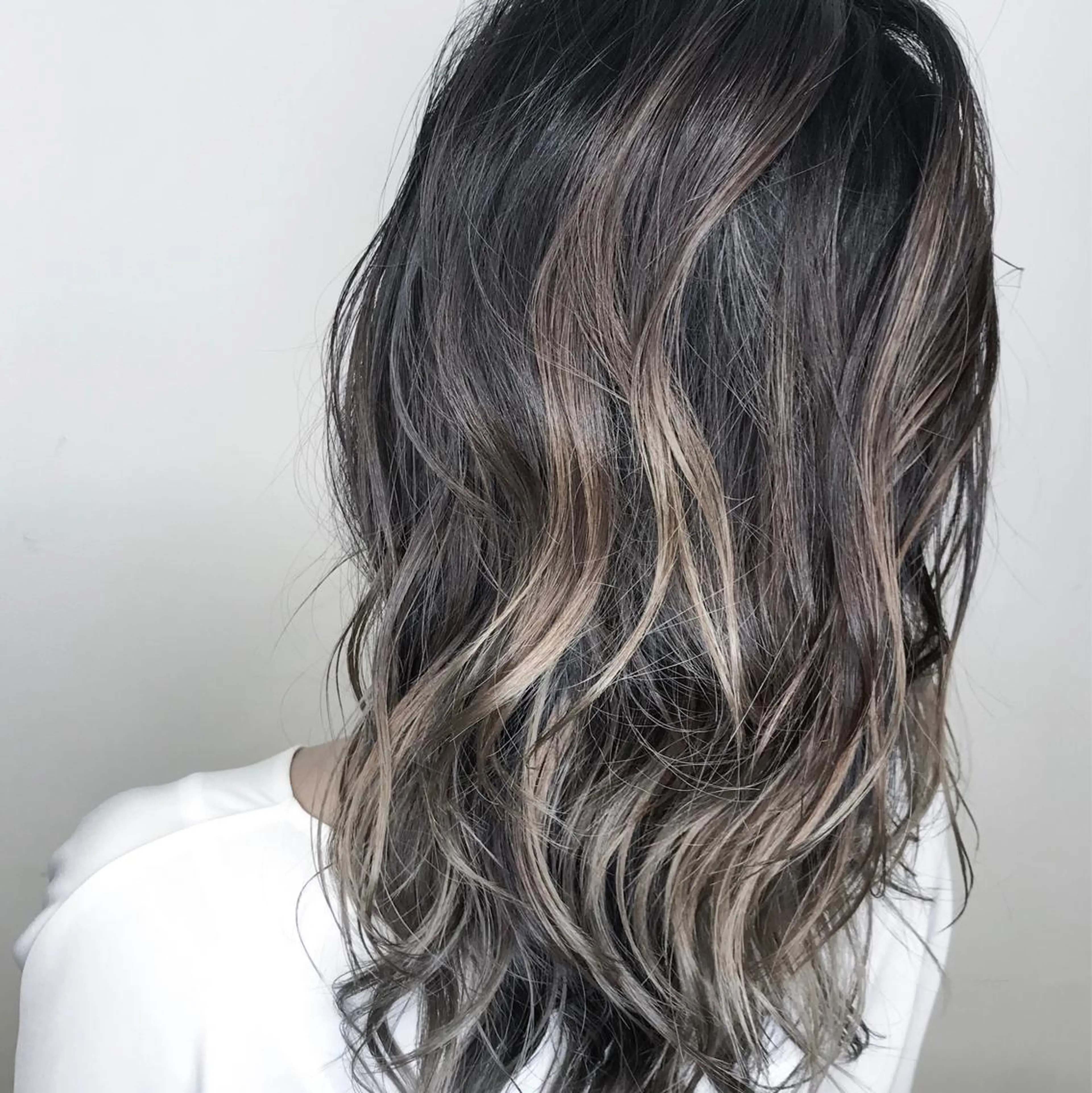 ミディアム カラー アッシュ アッシュグレー アッシュグレージュ バレイヤージュ ベージュカラー AMI Hair  supply所属・髪質改善カラー 韓国風レイヤーのヘアスタイル