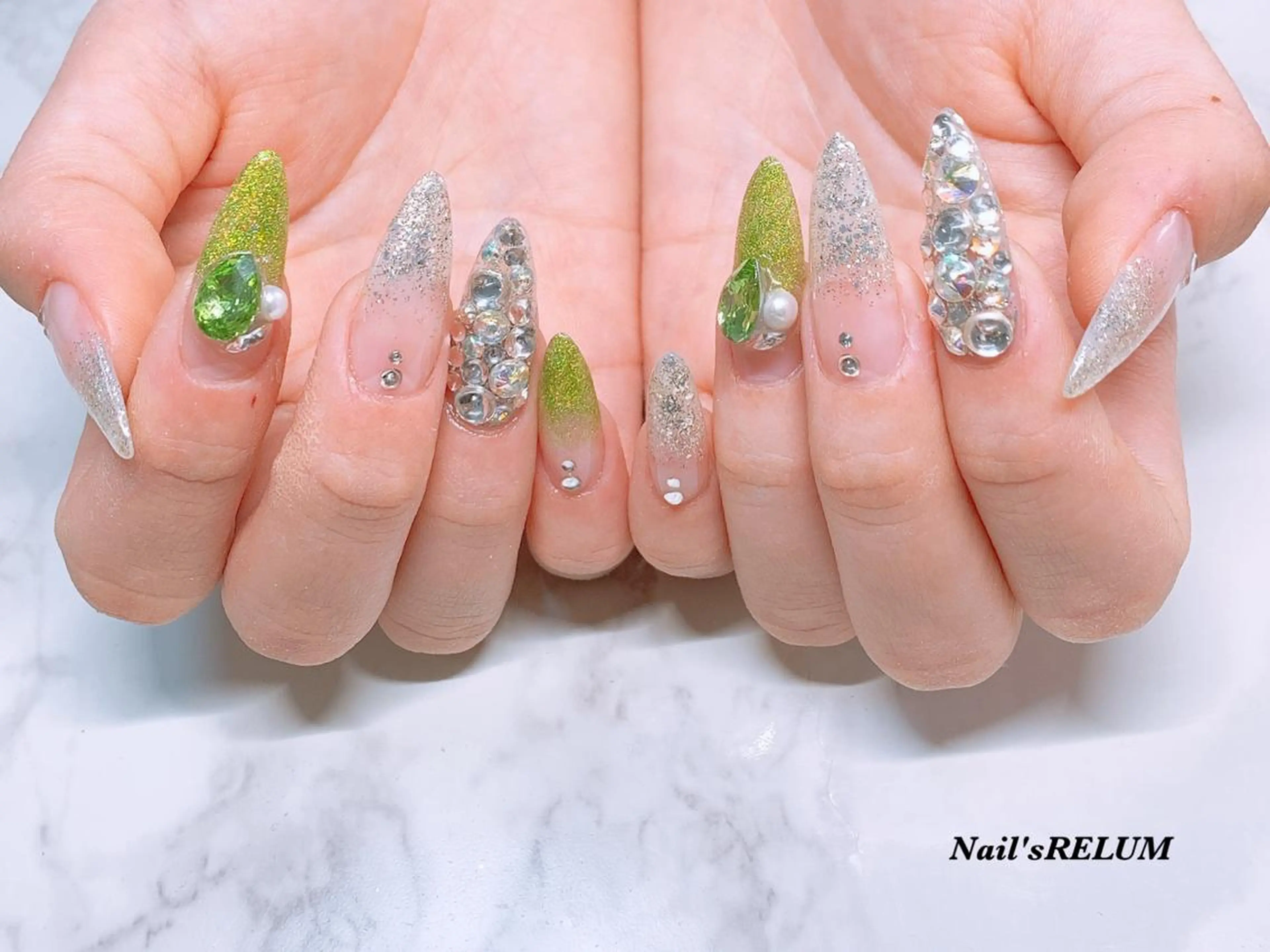 ネイル アートネイル 成人式 THECOLORS所属・近貞 莉奈のネイルデザイン