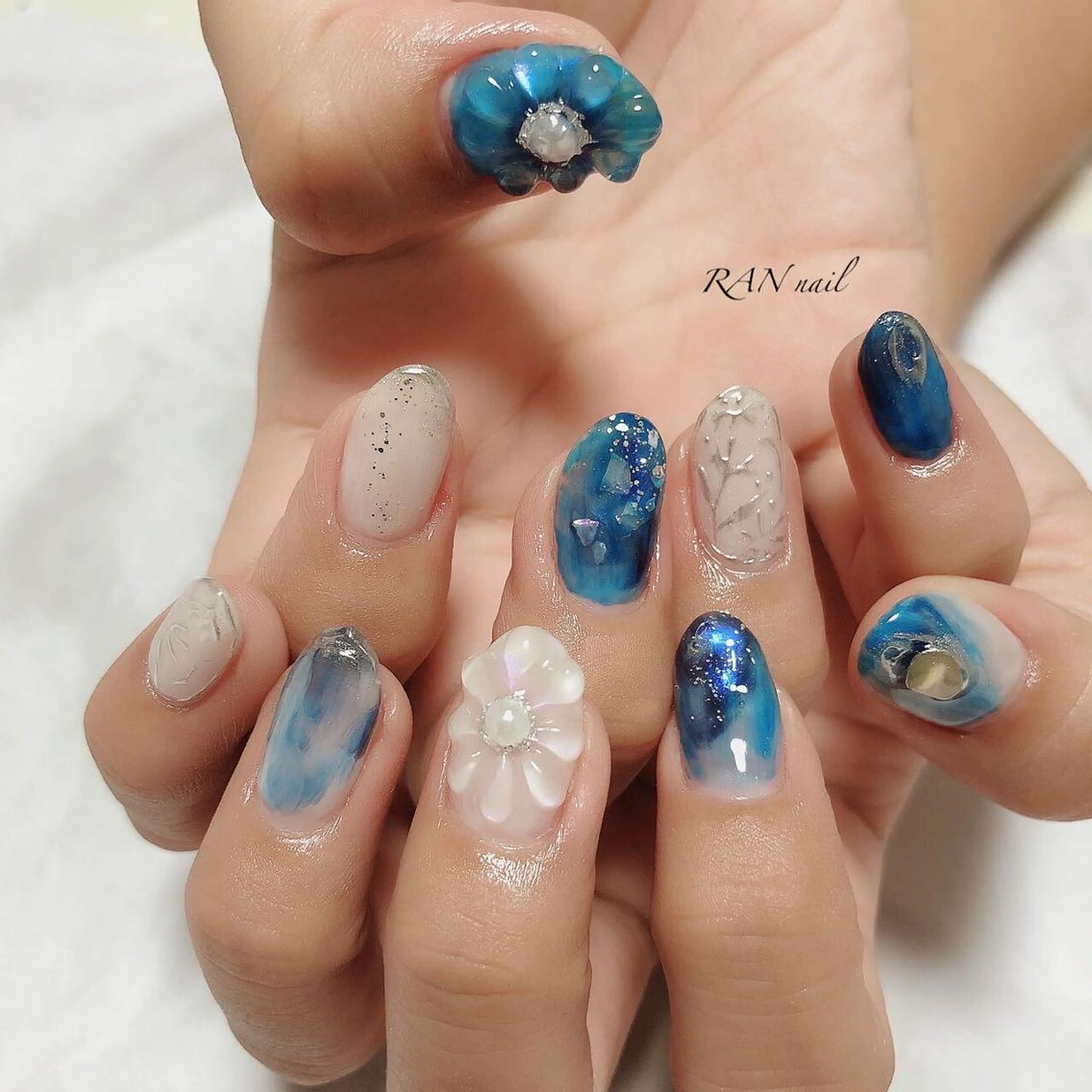 ネイル オーロラネイル ブルー フラワーネイル ミラーネイル ニュアンスネイル RAN nail 〜ランネイル〜所属・RAN nailのネイルデザイン