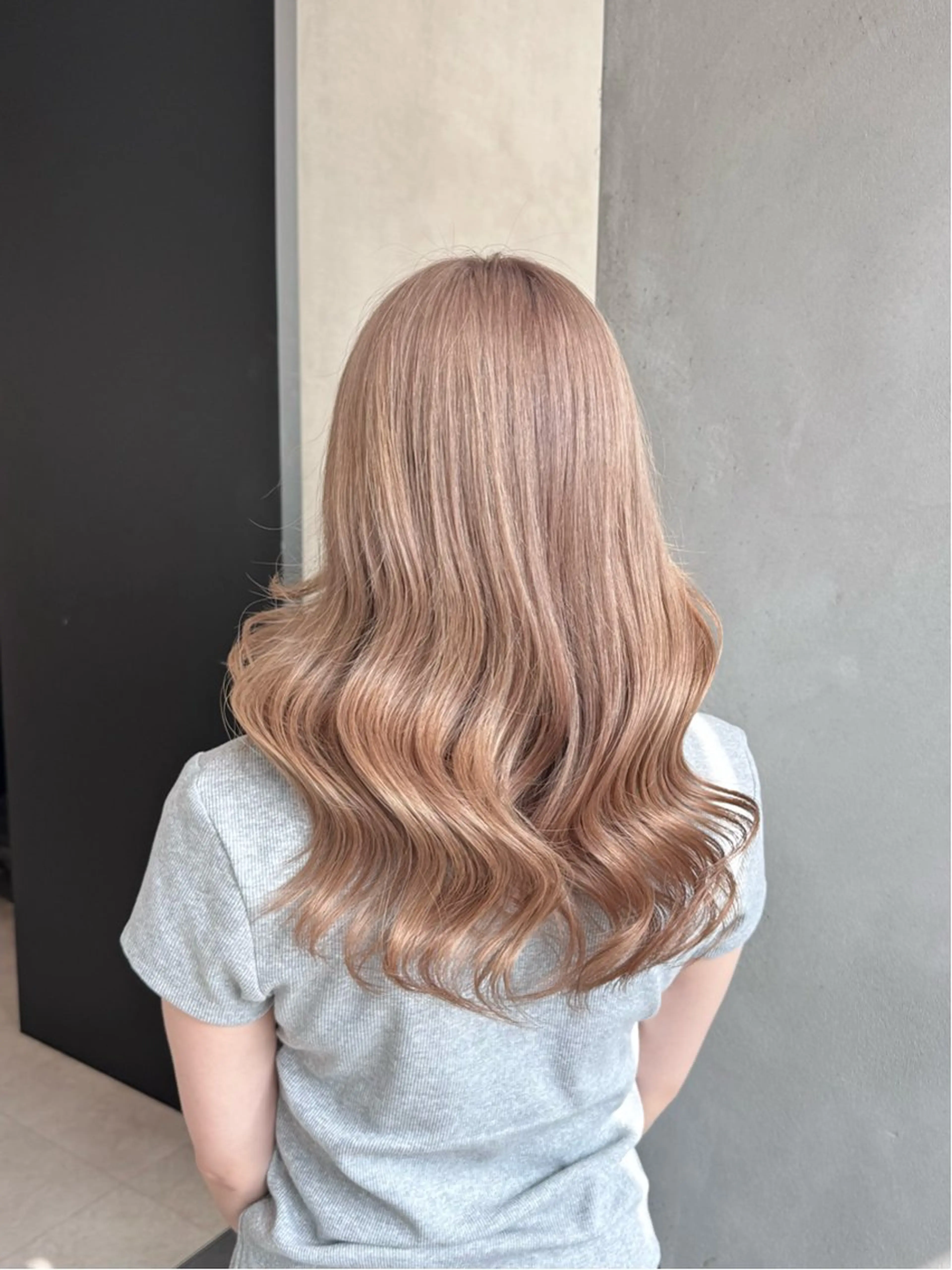 カラー 🇰🇷韓国風ハイ トーンKANA🖤のヘアスタイル