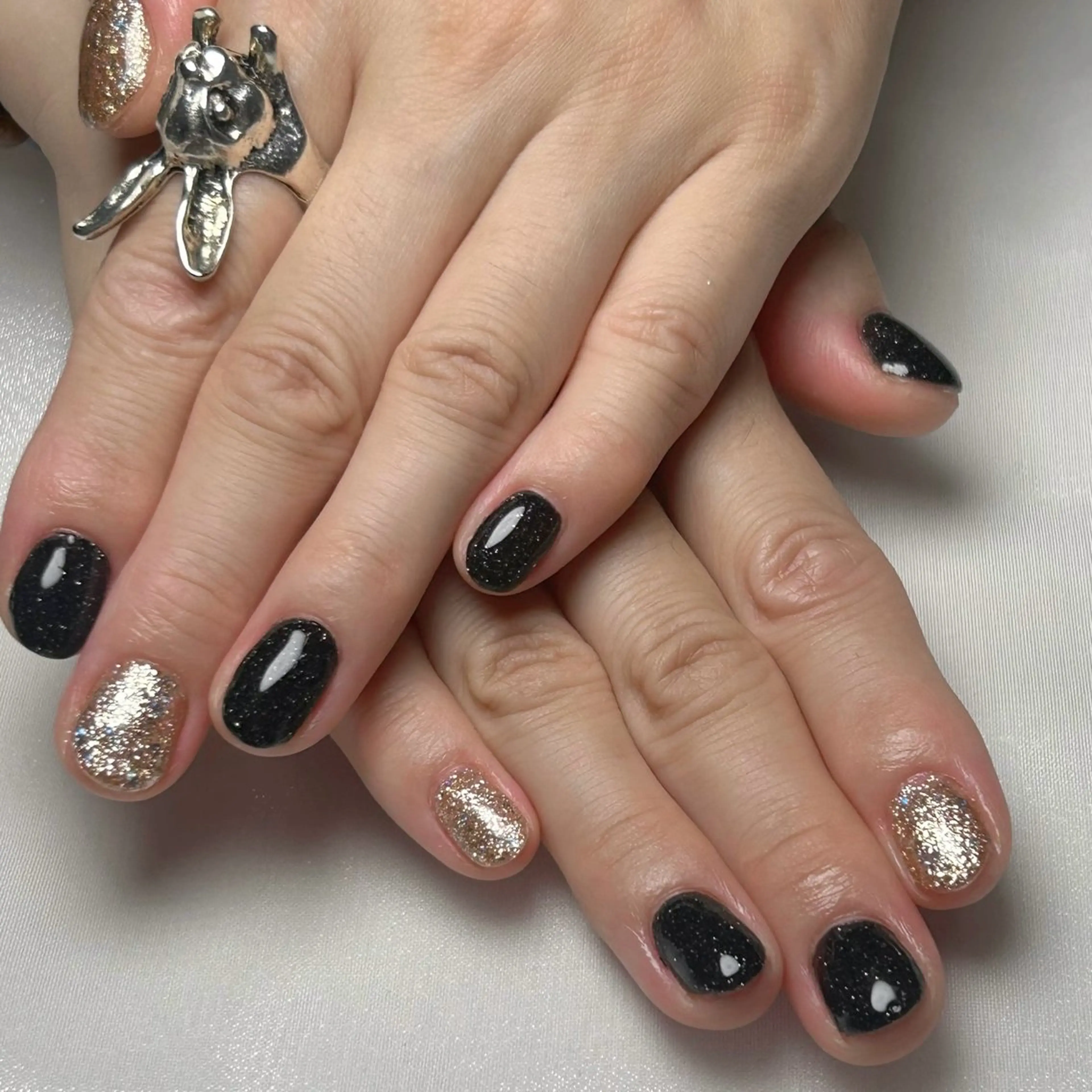 ネイル フラッシュネイル ゴールド キラキラネイル ラメ(グリッター) nico +所属・nico + 鷲野のネイルデザイン